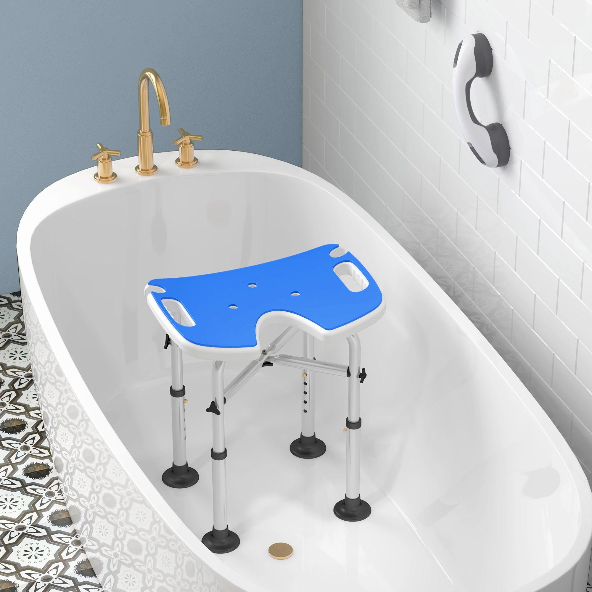 Una silla de ducha azul está dentro de una bañera blanca junto a un grifo dorado.