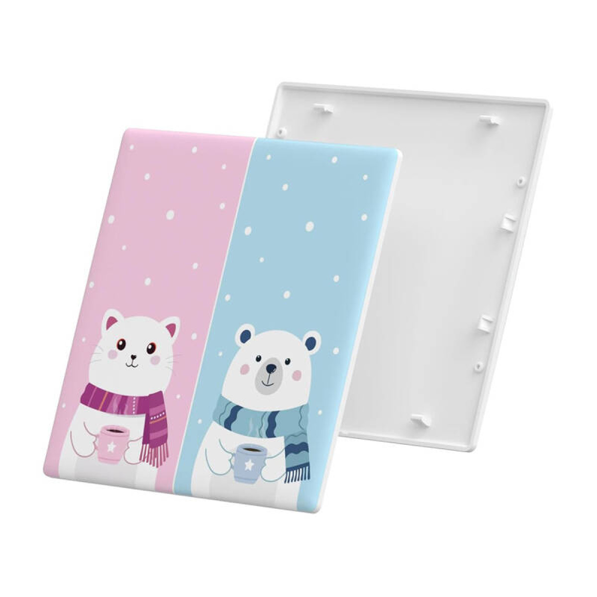 Biały kot i niedźwiedź polarny w szalikach trzymający kubki na różowo-niebieskim tle.