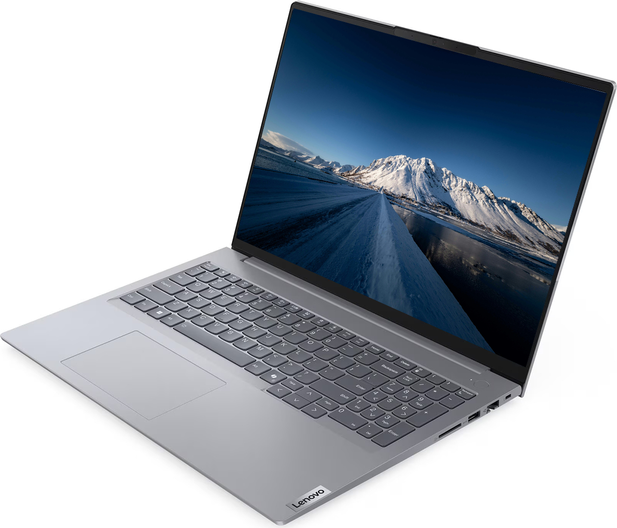 Gümüş Lenovo dizüstü bilgisayar açık, klavye ve karlı dağ manzaralı ekranı gösteriyor.