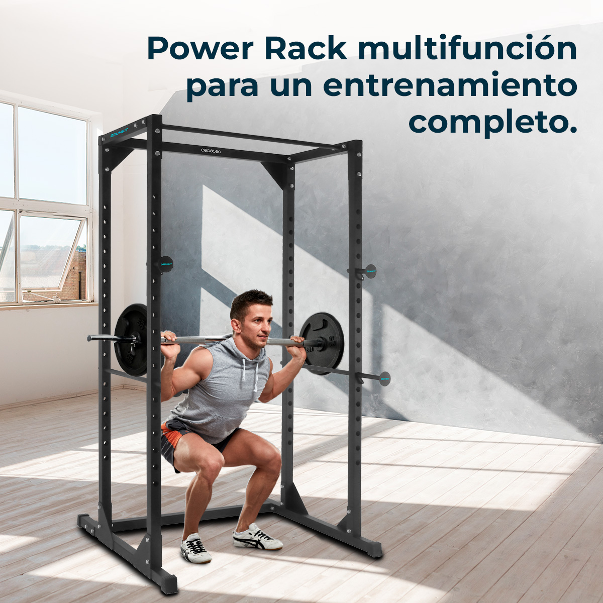 Hombre hace sentadillas con barra en un rack de potencia.
