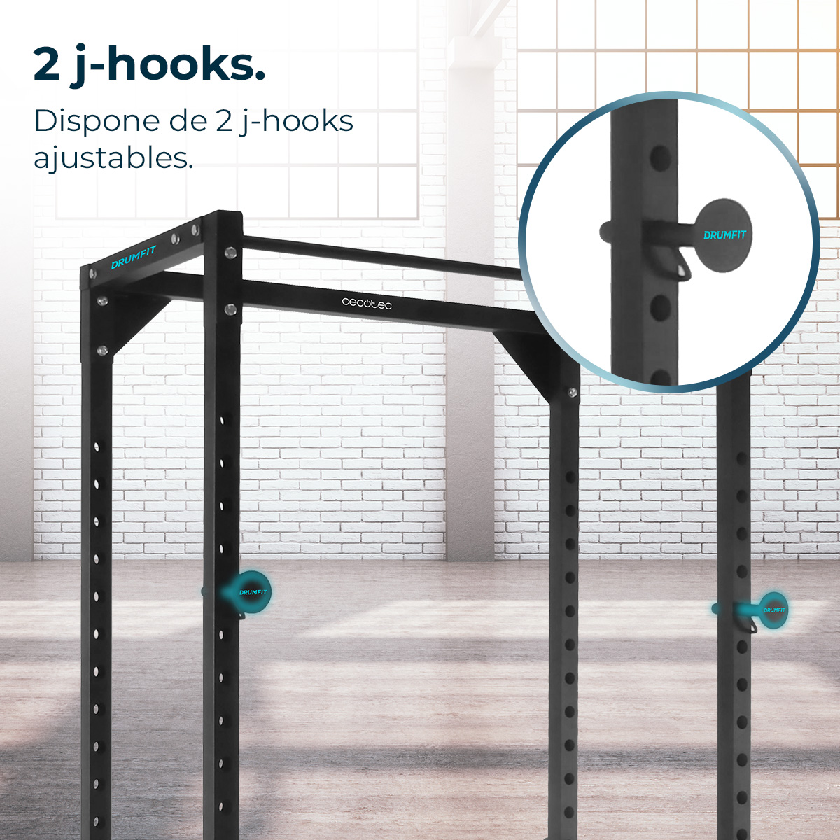 Un rack de sentadillas negro con dos J-hooks azules, vista de cerca.