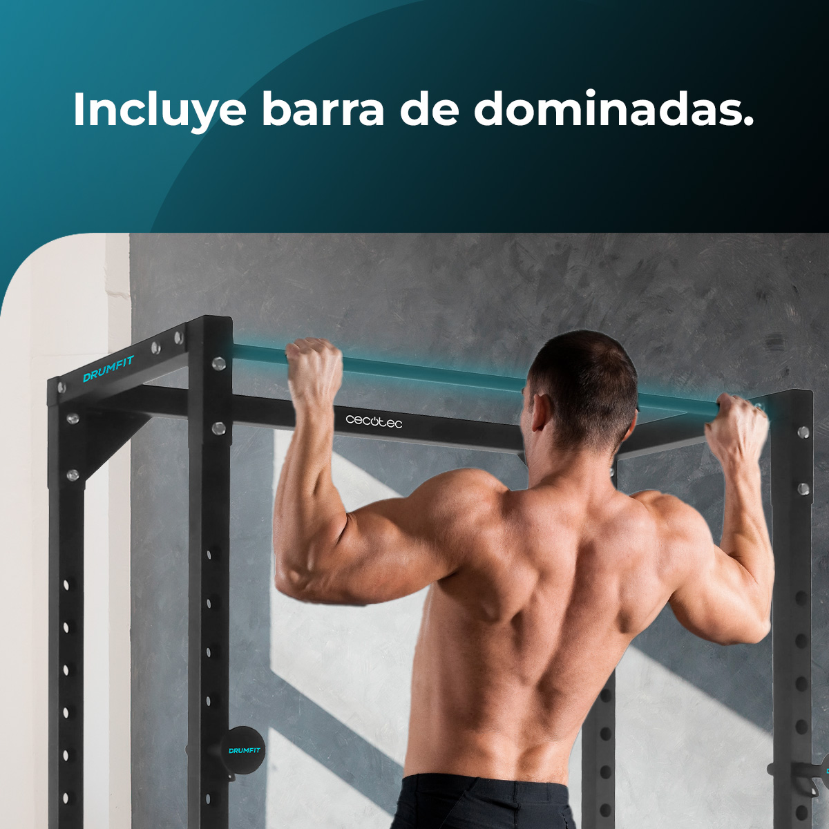 Un hombre hace dominadas en una jaula de potencia negra con detalles azules.