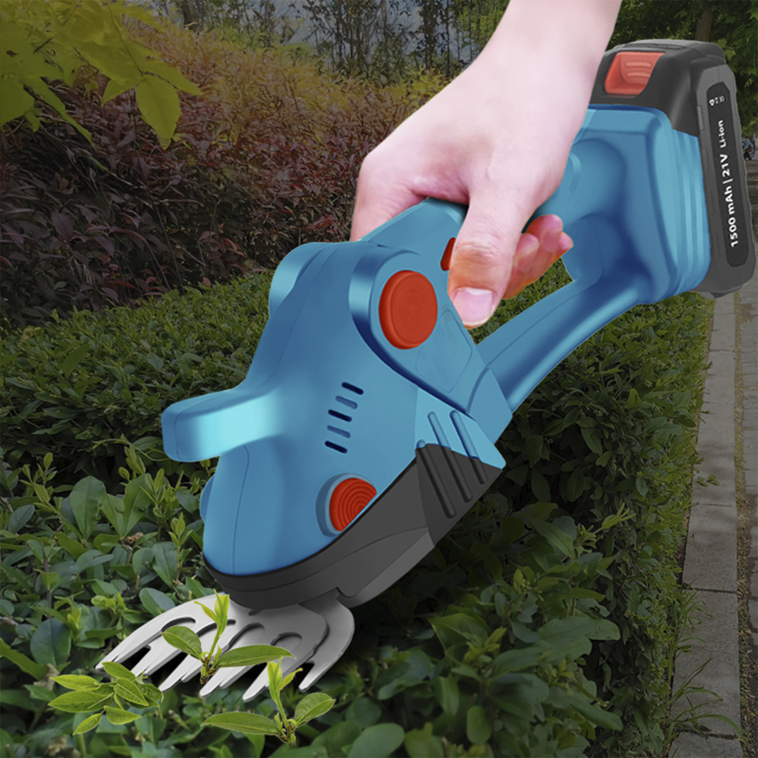 Tagliasiepi cordless blu in mano, pota cespugli verdi vicino a un sentiero in pietra.