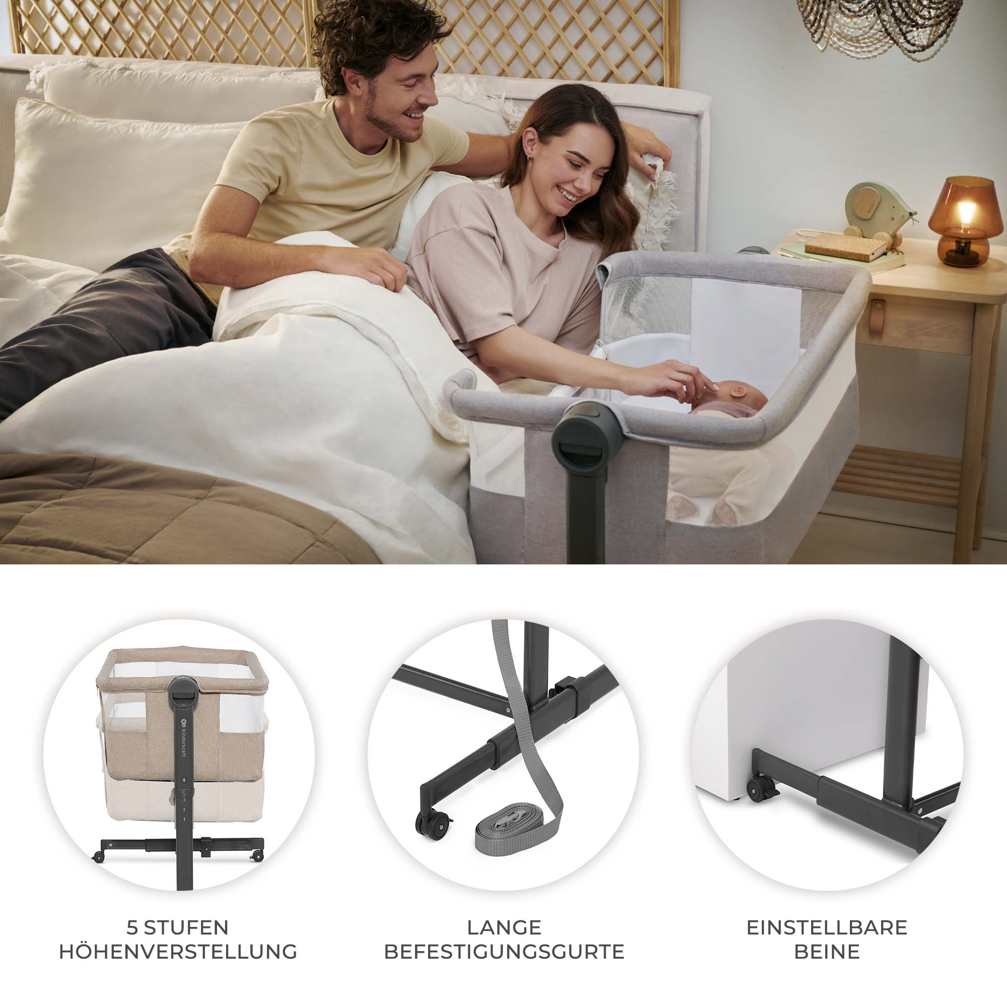 Eltern lächeln über Baby im Beistellbett neben einem Bett. Details: Höhenverstellung, Gurte, verstellbare Beine.