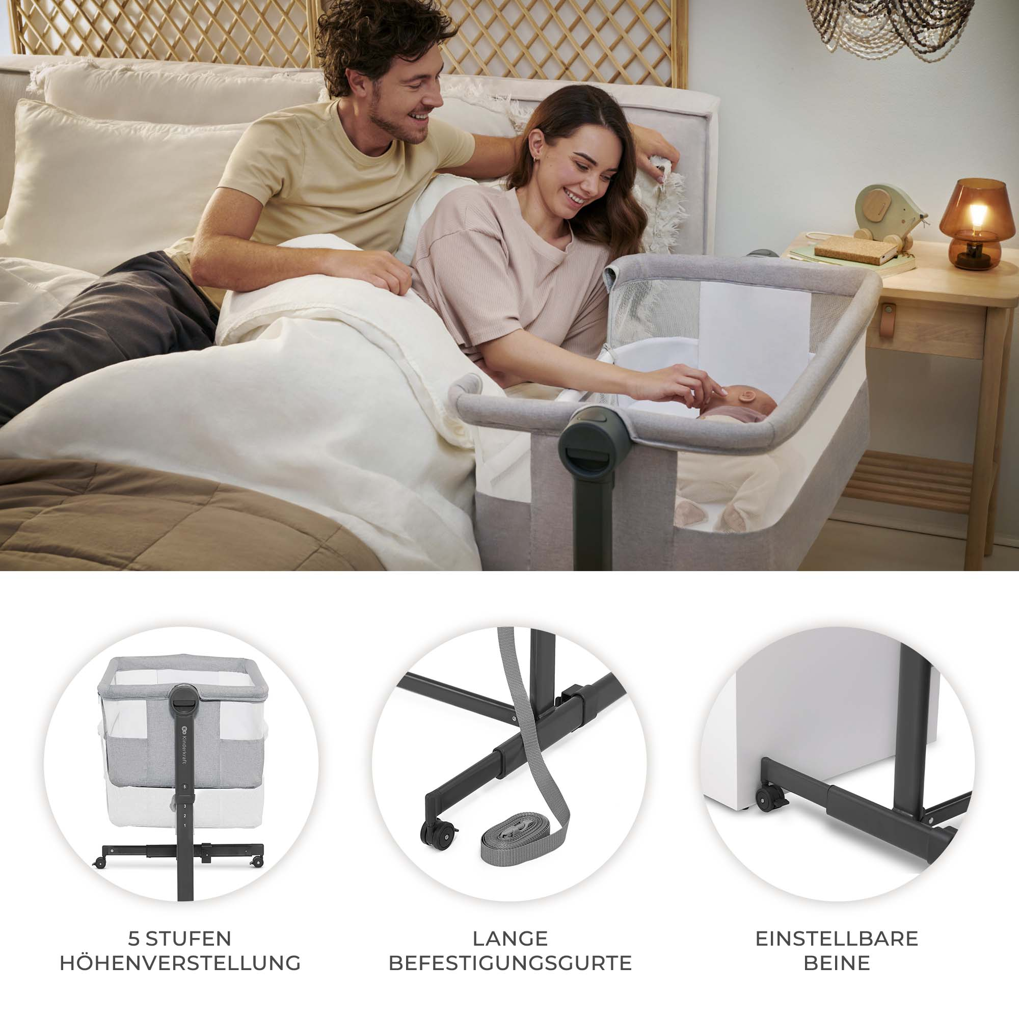 Ein Paar blickt lächelnd auf ein Baby in einem Beistellbett. Detailansichten zeigen Höhenverstellung, Gurte und verstellbare Beine.