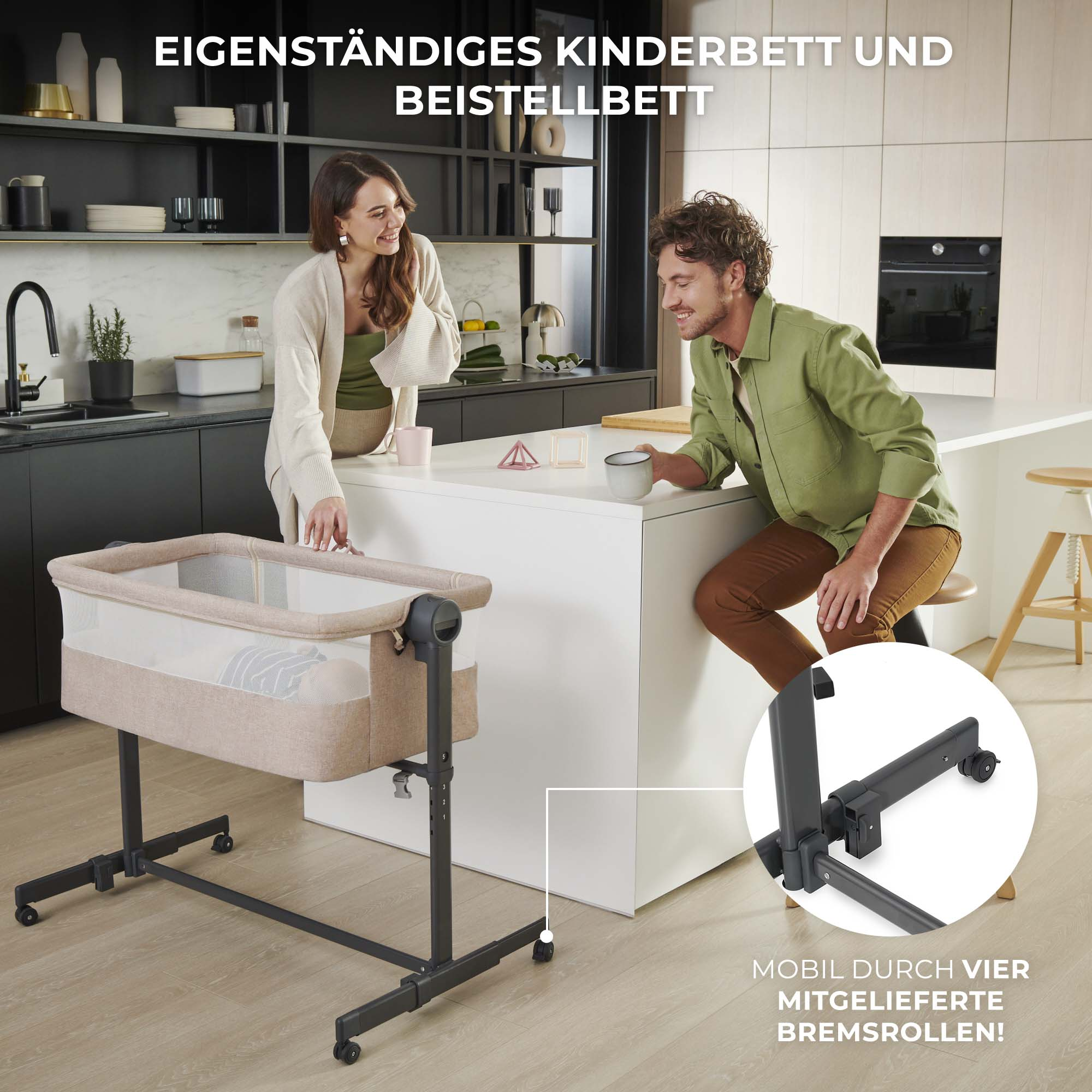 Ein Paar steht neben einem Beistellbett in einer modernen Küche.