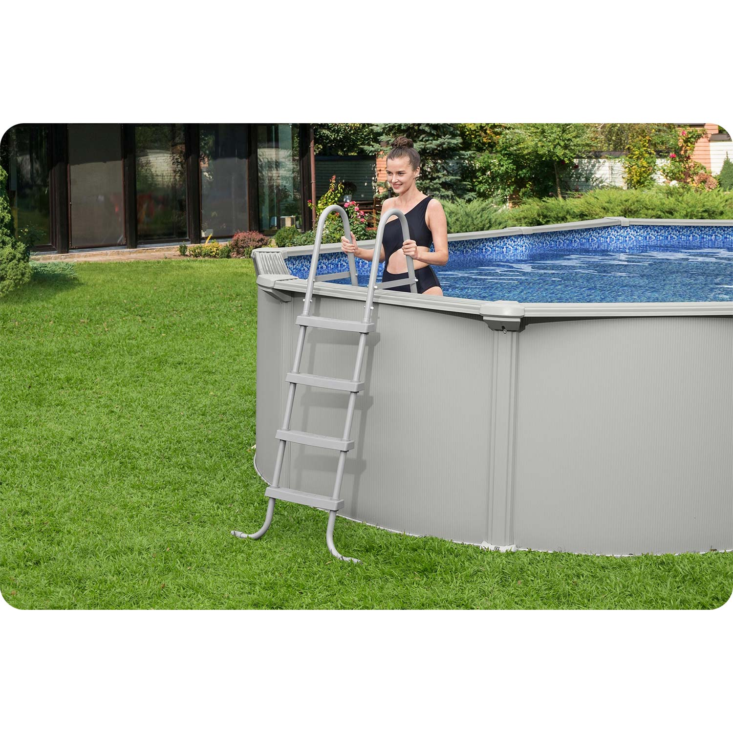 Kobieta w czarnym stroju kąpielowym wspina się po drabinie do basenu.