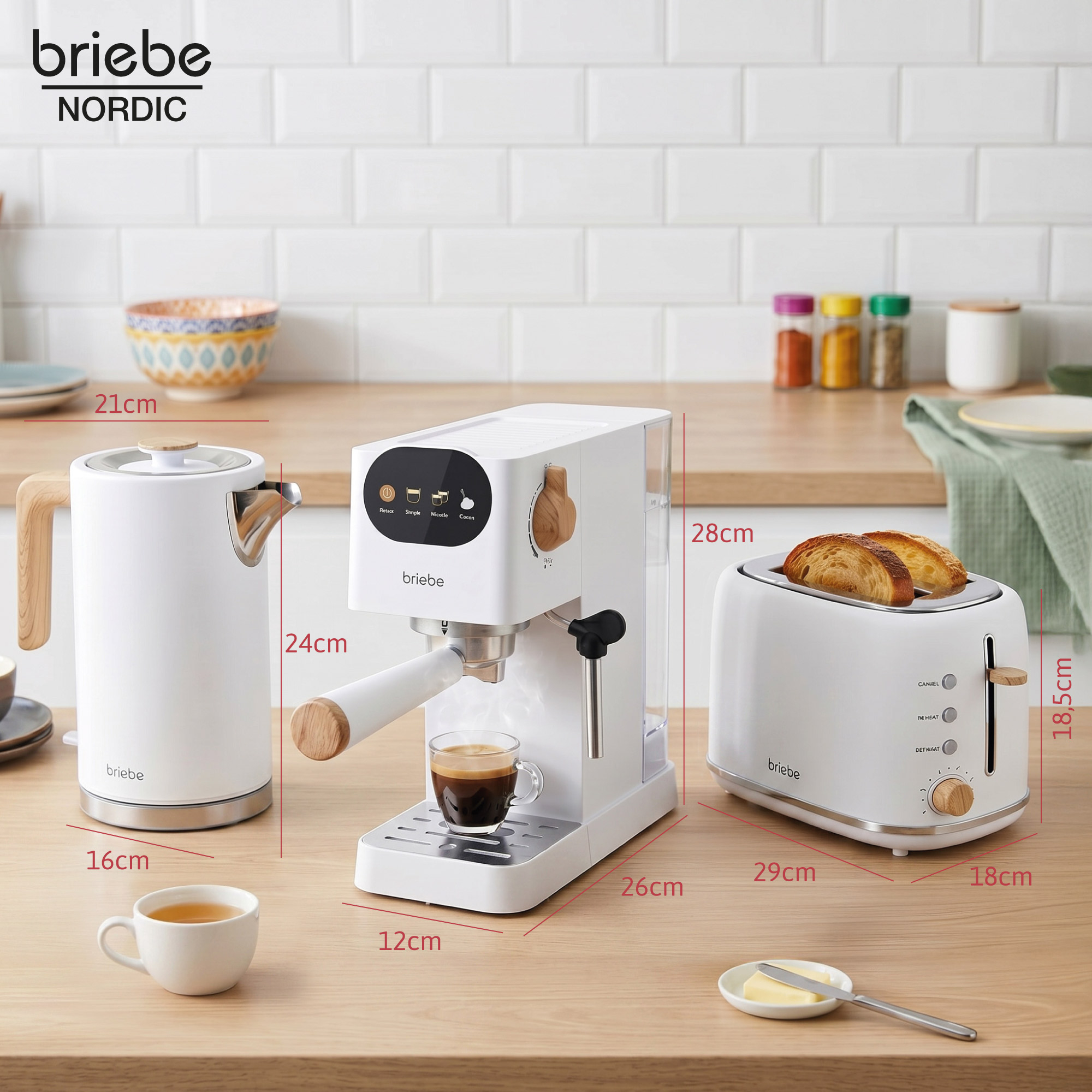 Cocina blanca con hervidor, cafetera con café y tostadora con pan tostado.