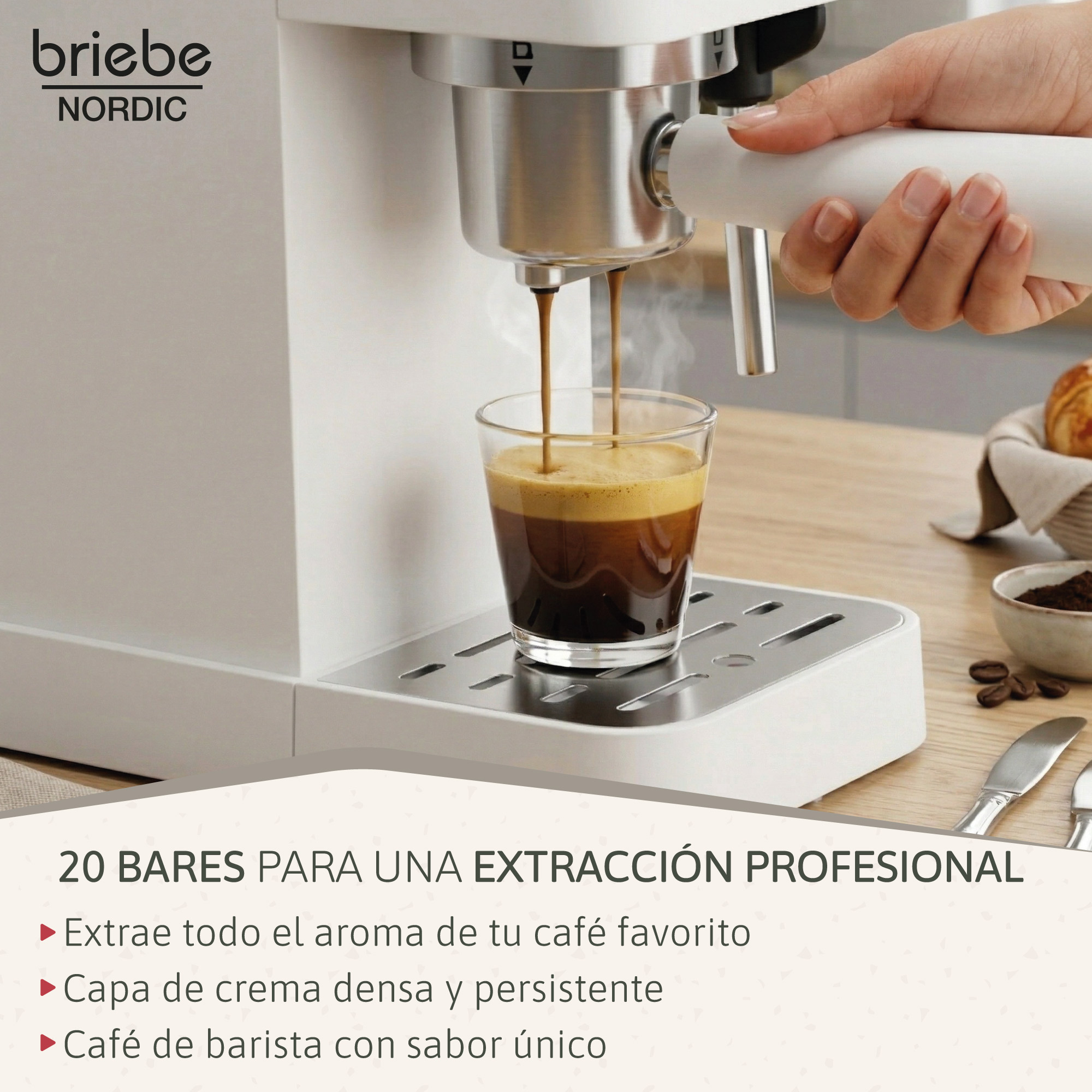 Una mano opera una máquina de espresso vertiendo café en un vaso.