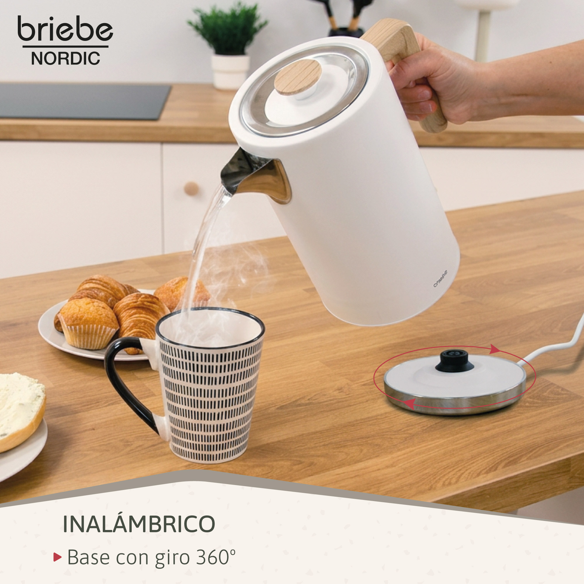 Una mano vierte agua caliente de una tetera blanca en una taza estampada. Croissants cerca.