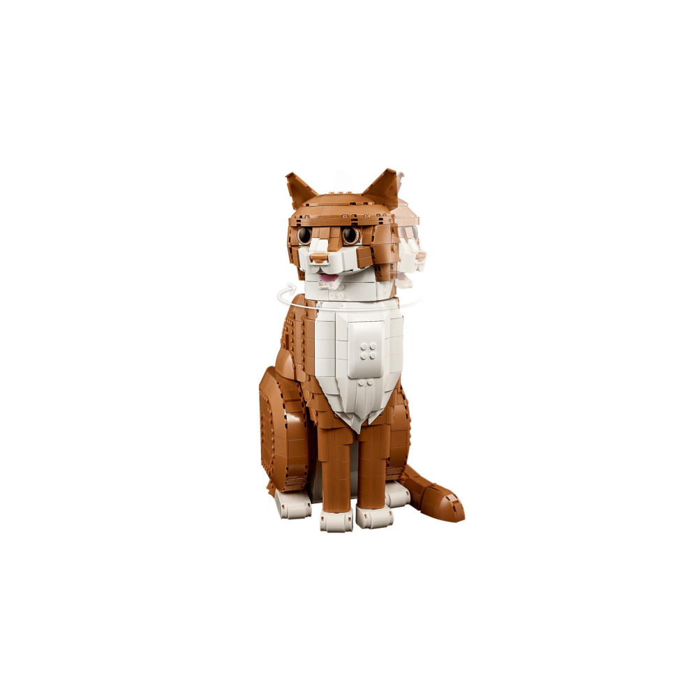 Brązowo-biały kot z klocków Lego siedzi przodem. Ma spiczaste uszy i różowy język.