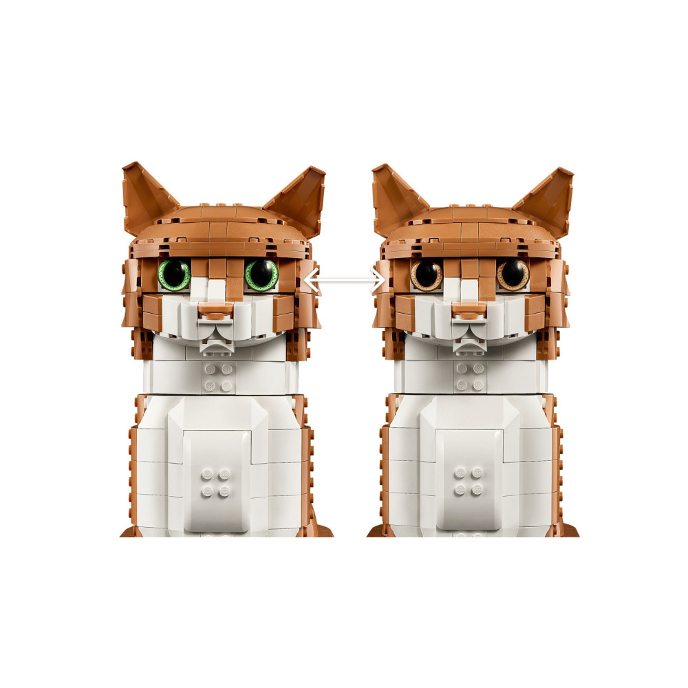 Dwa brązowo-białe koty Lego obok siebie, jeden z zielonymi, drugi z brązowymi oczami.