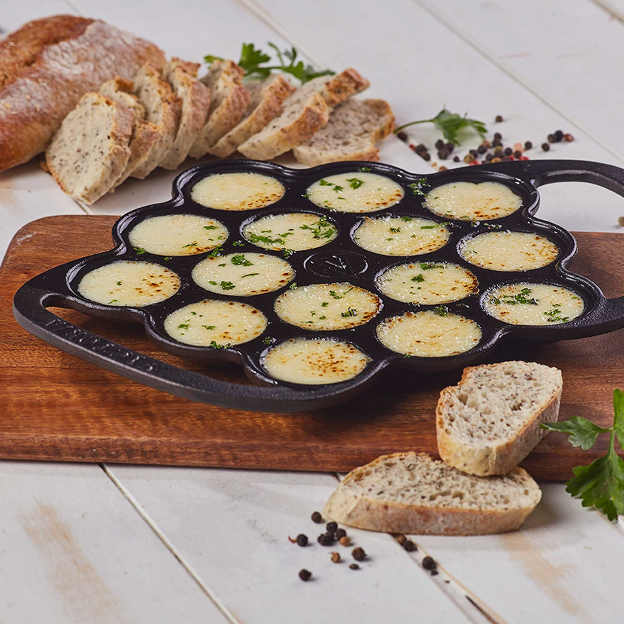 Queso derretido en una sartén con pan y especias.