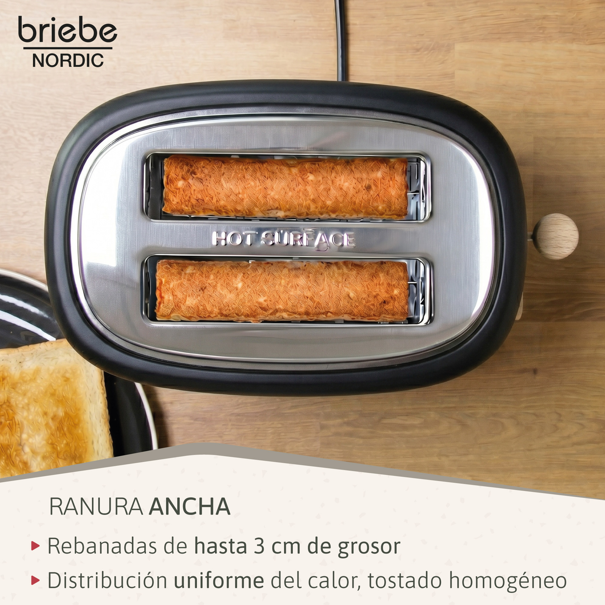 Una tostadora de dos ranuras con dos tostadas doradas, sobre una superficie de madera.