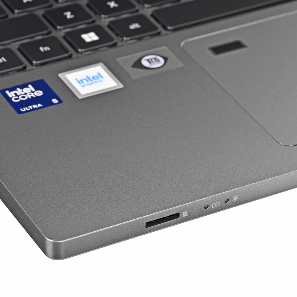 Zbliżenie klawiatury laptopa z naklejkami Intel i portami.