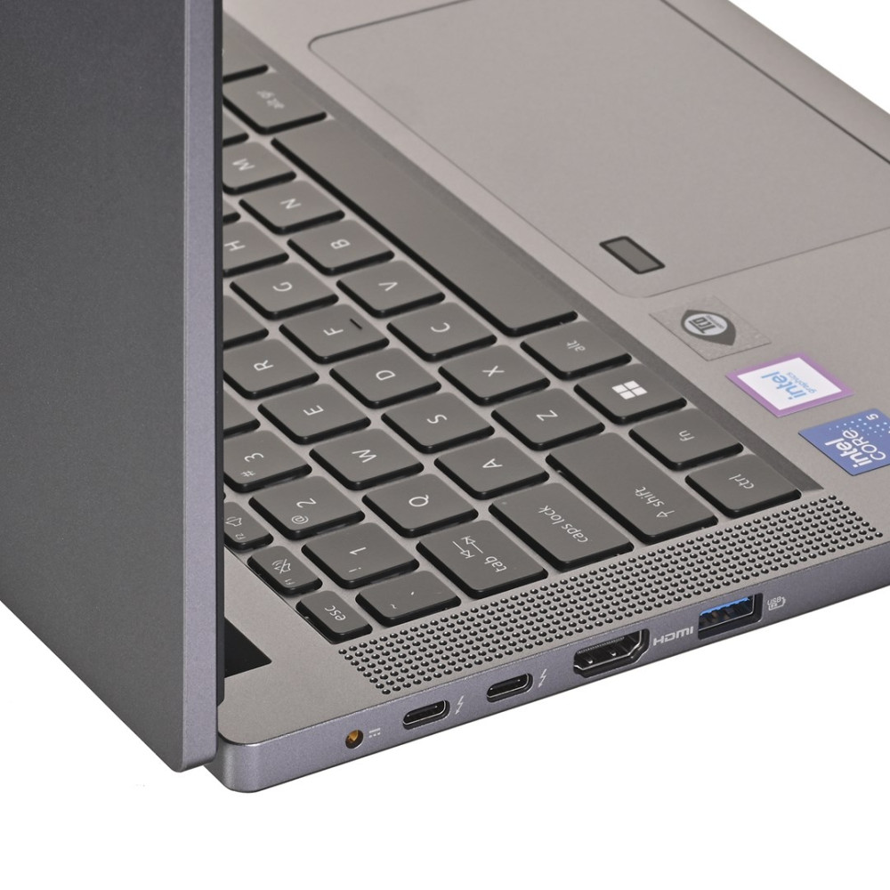 Zbliżenie szarej klawiatury laptopa z portami: HDMI, USB-C i USB-A.