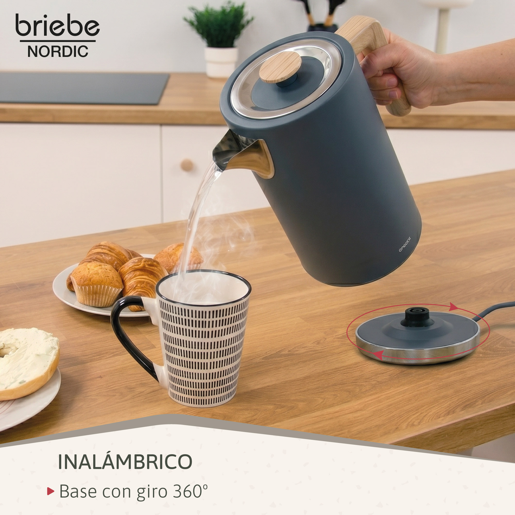 Un hervidor gris vierte agua caliente en una taza. Desayuno en la mesa.