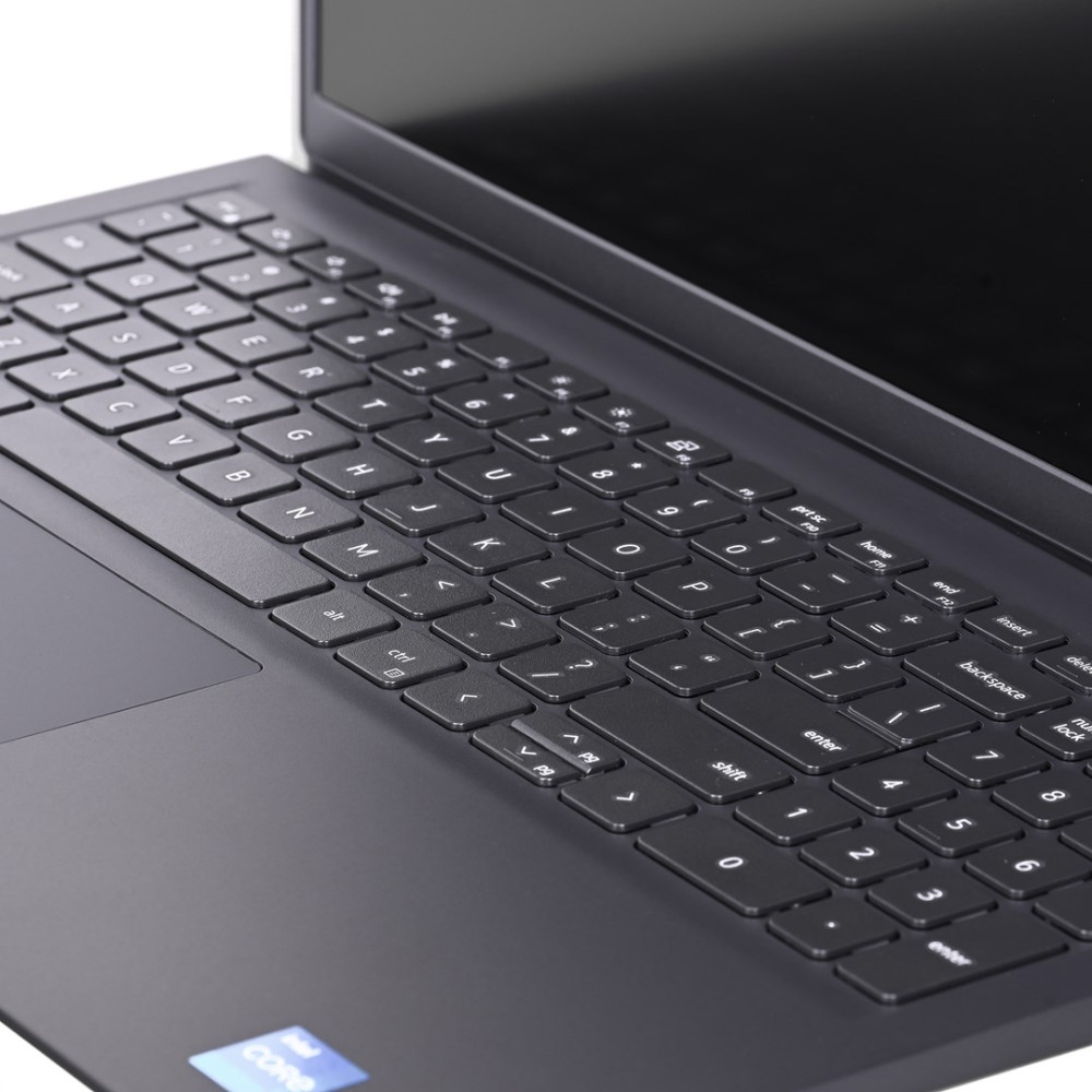 Zbliżenie czarnej klawiatury i gładzika laptopa z naklejką Intel Core.