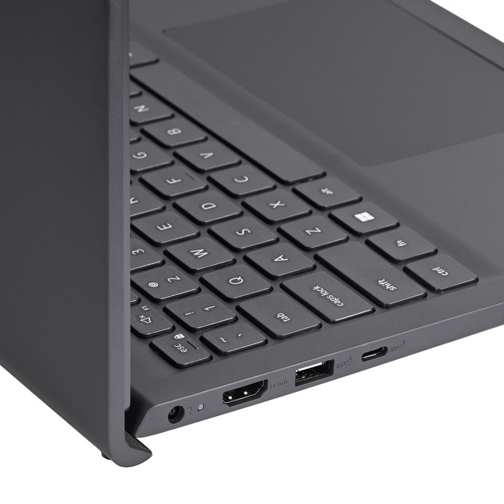 Zbliżenie ciemnej klawiatury laptopa z portami po bokach.