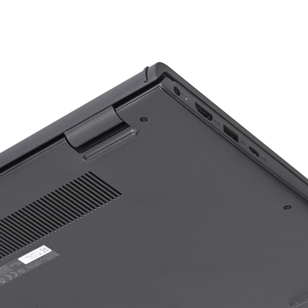Zbliżenie spodu czarnego laptopa pokazujące porty i otwory wentylacyjne.