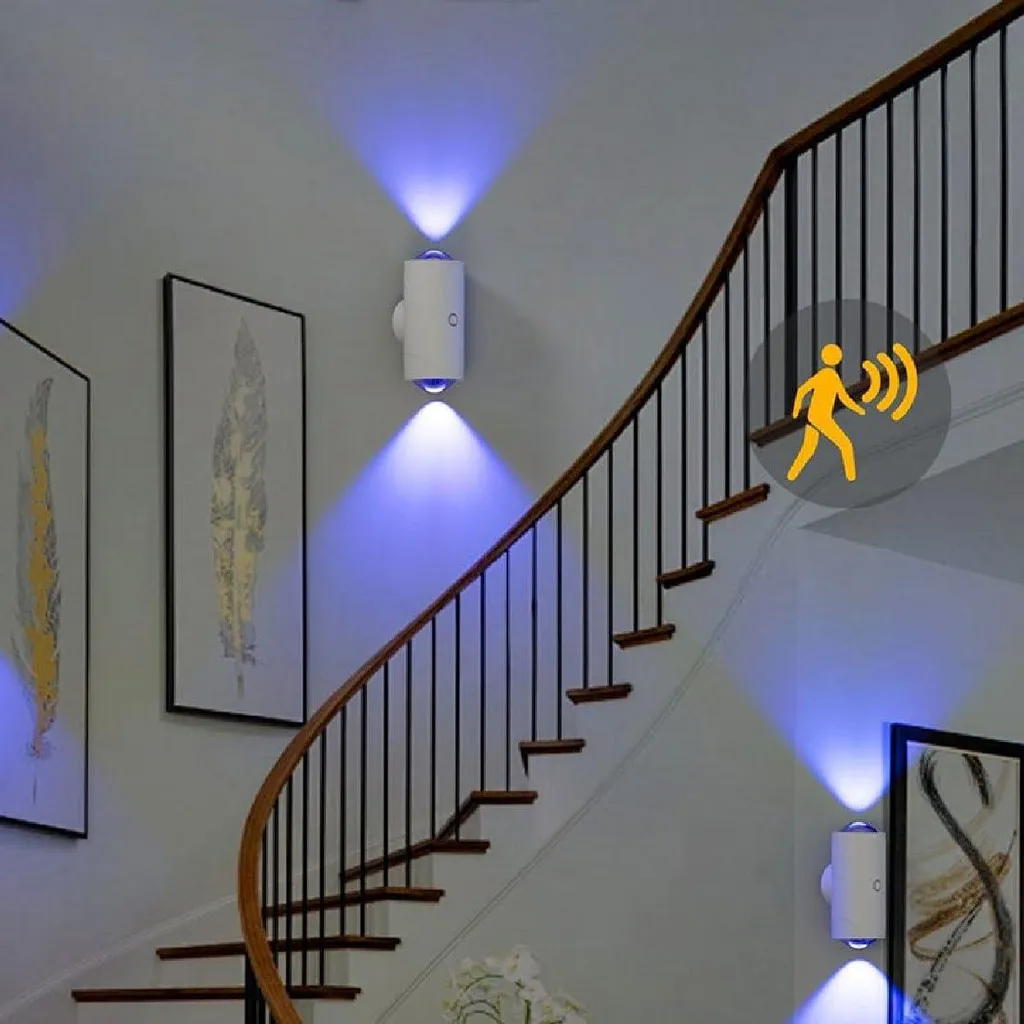 Moderne Treppe mit blauen Wandleuchten und Kunst an den Wänden.