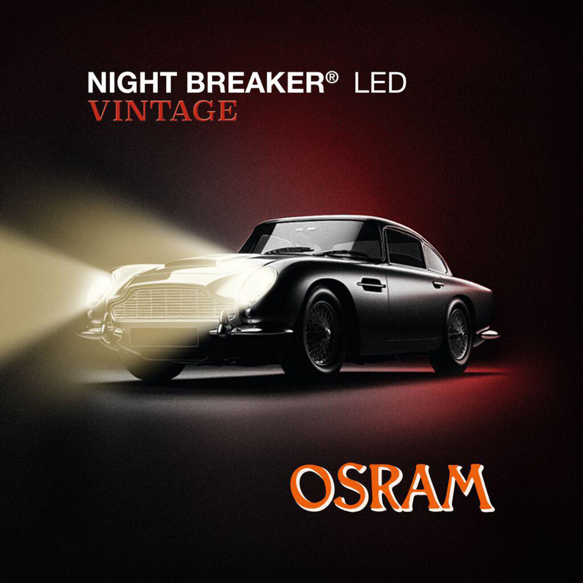 Ein dunkler Oldtimer mit leuchtenden Scheinwerfern, OSRAM-Logo unten.