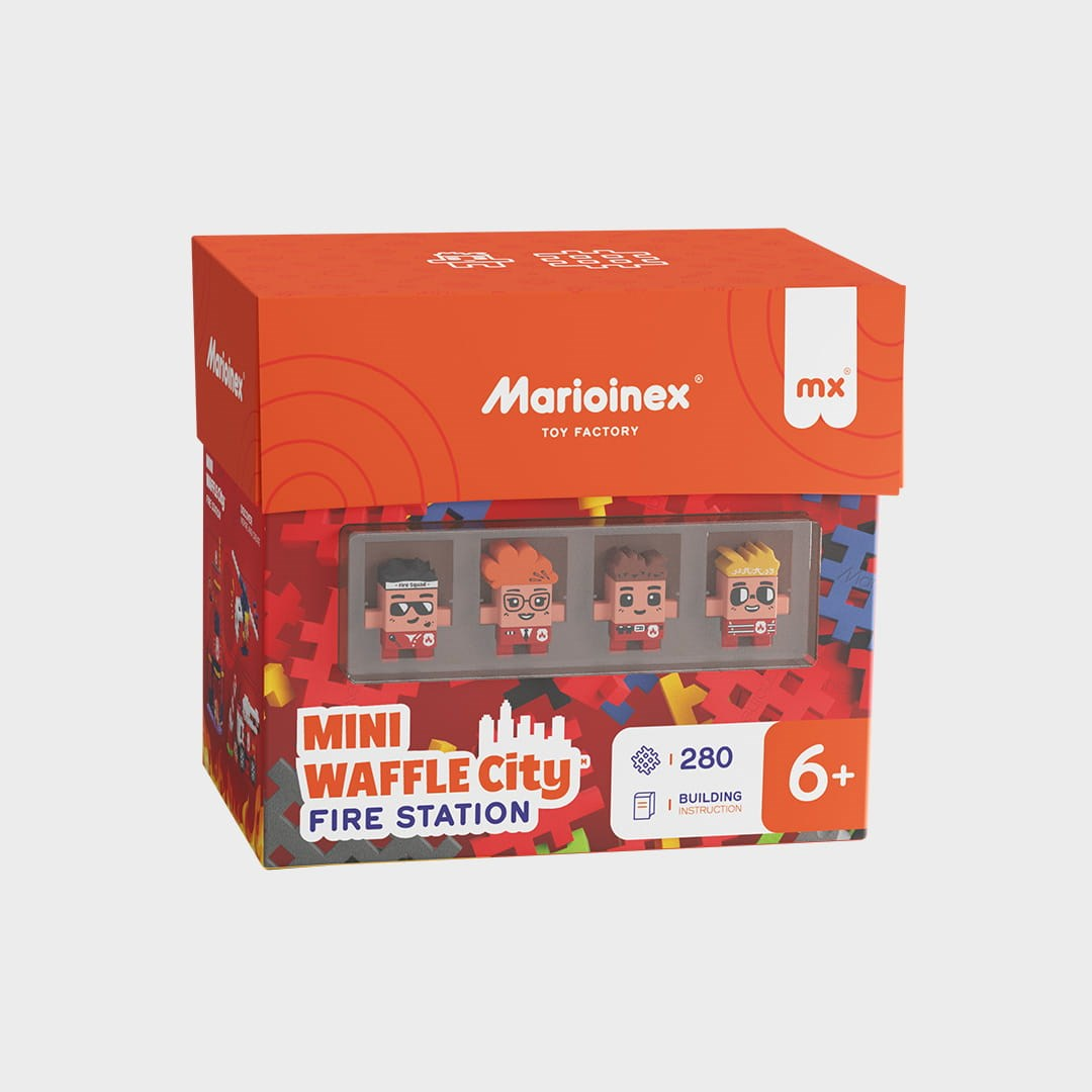 Pudełko z zabawkami Marioinex Mini Waffle City Fire Station z czterema figurkami i klockami.
