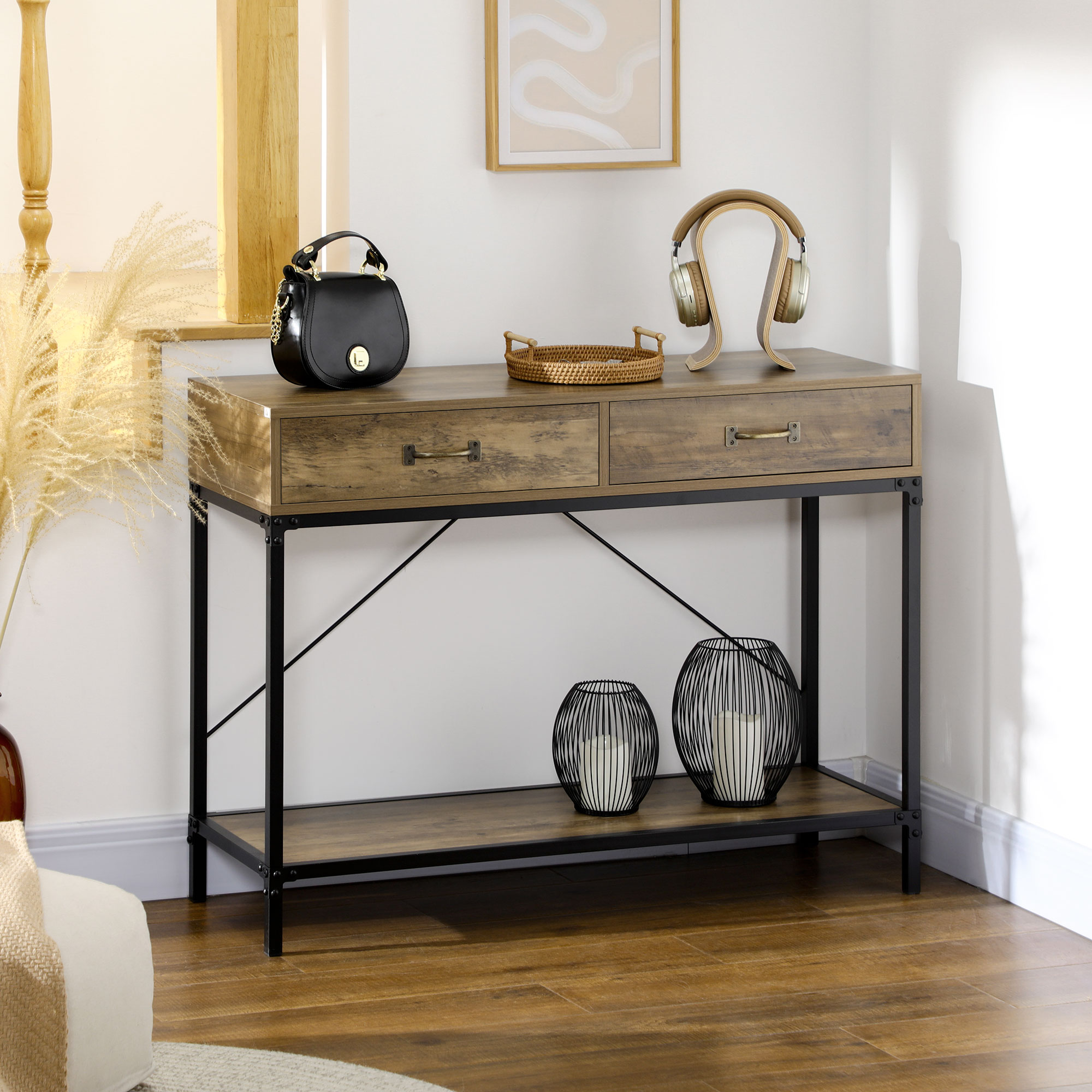 Un tavolino consolle con due cassetti, decorato con borsa, vassoio e cuffie.