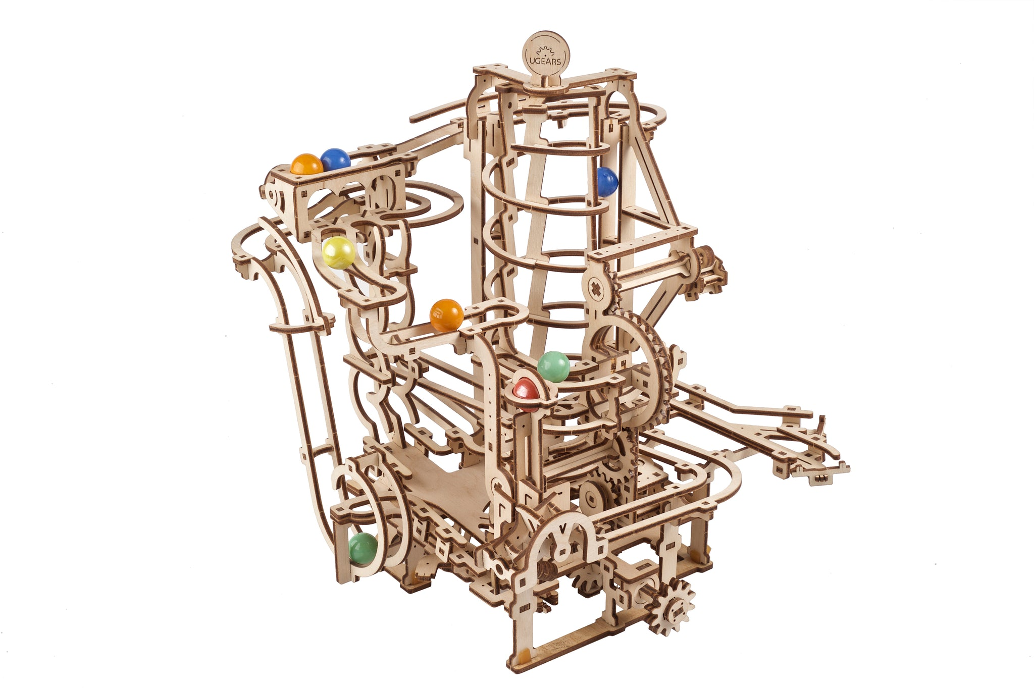 Un modello meccanico in legno con sfere colorate, su sfondo bianco.