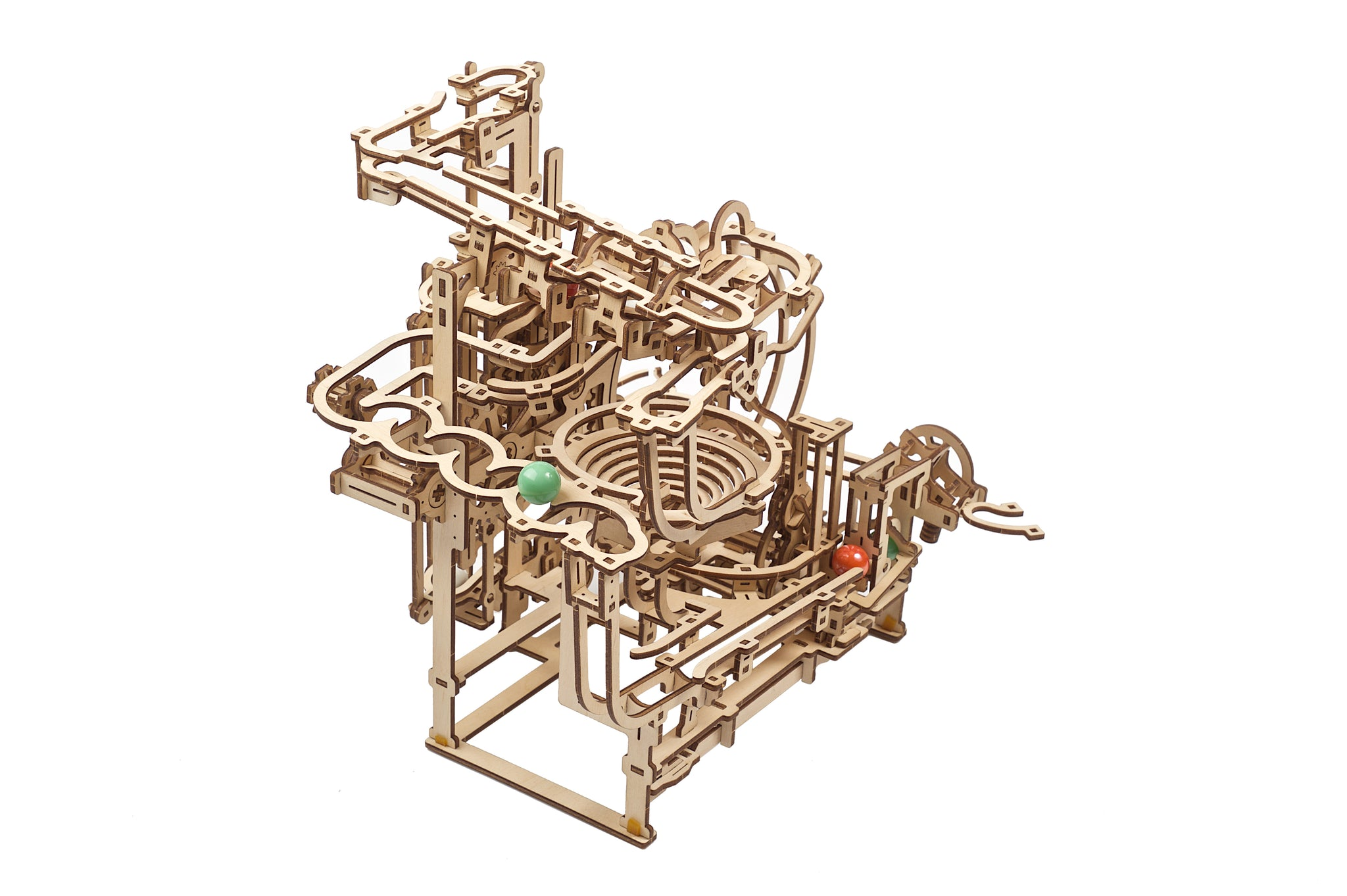 Holzmurmelbahn mit grünen und roten Murmeln auf weißem Grund.