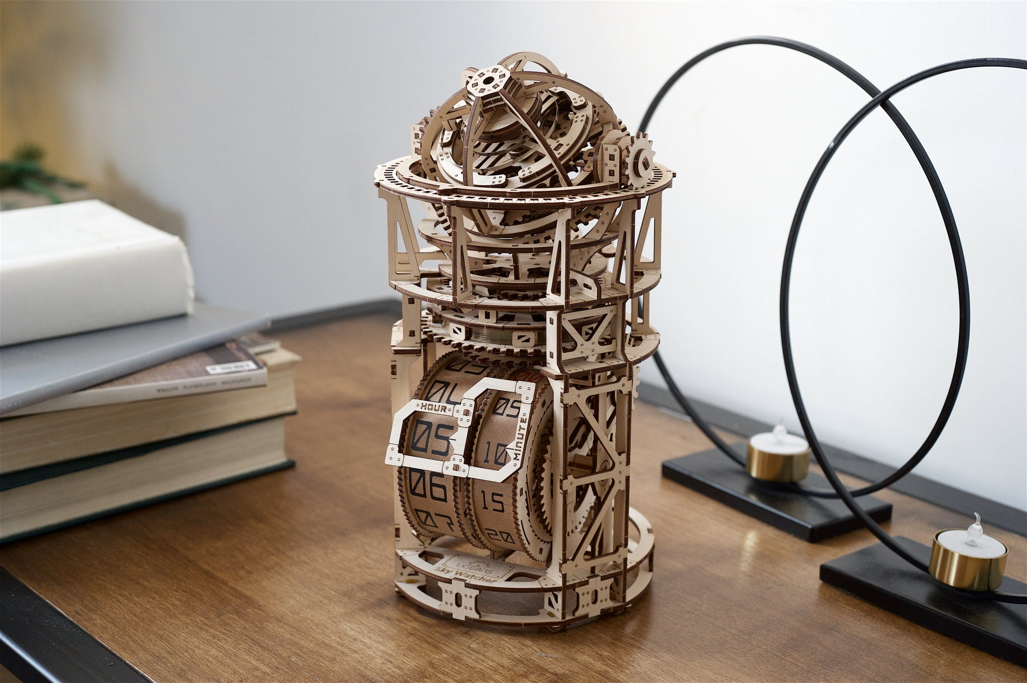 Ein Holzmodell eines mechanischen Uhrwerks mit Zahnrädern und Zifferblättern.