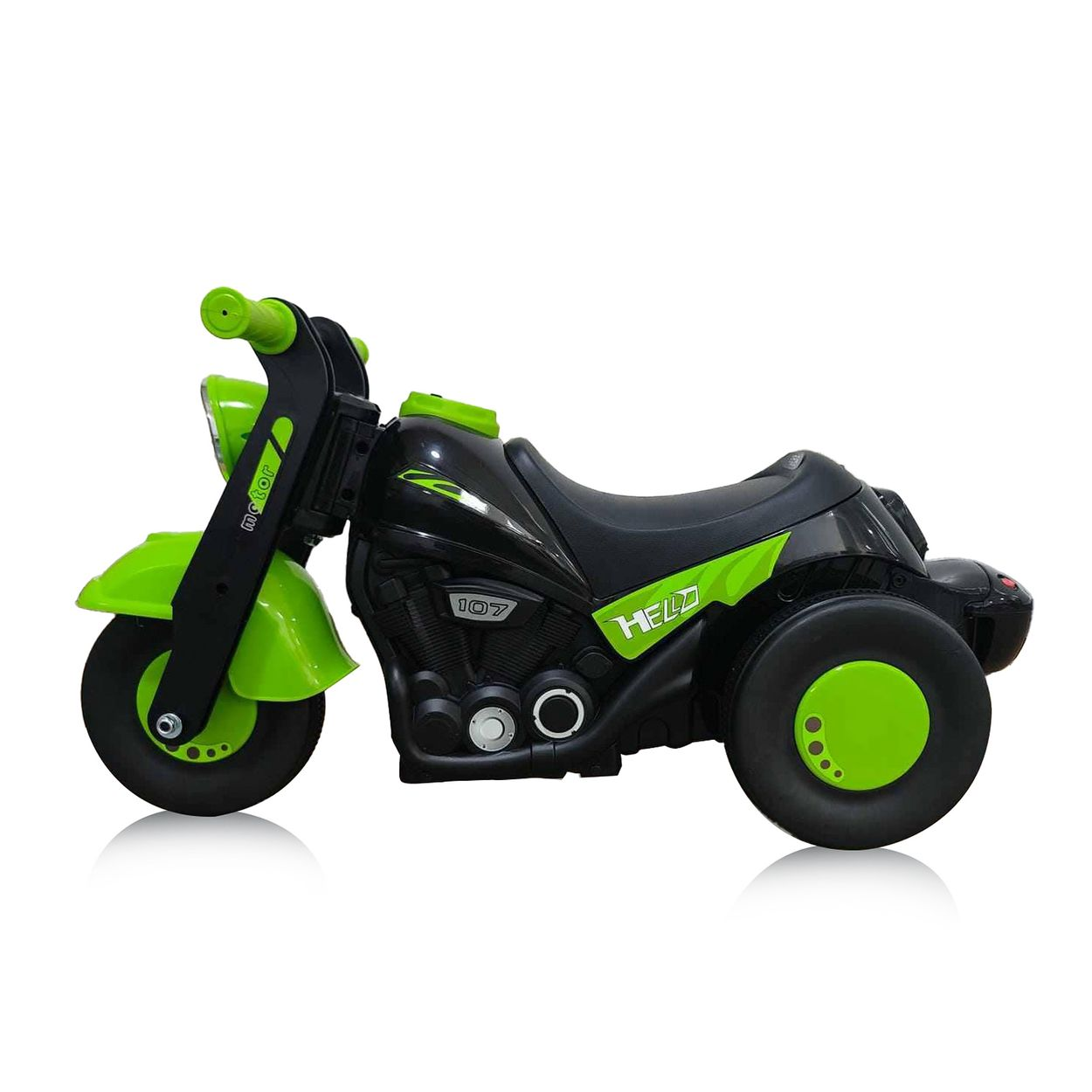 Ein dreirädriges Spielzeugmotorrad in Schwarz und Grün mit dem Wort "HELO" auf der Seite.
