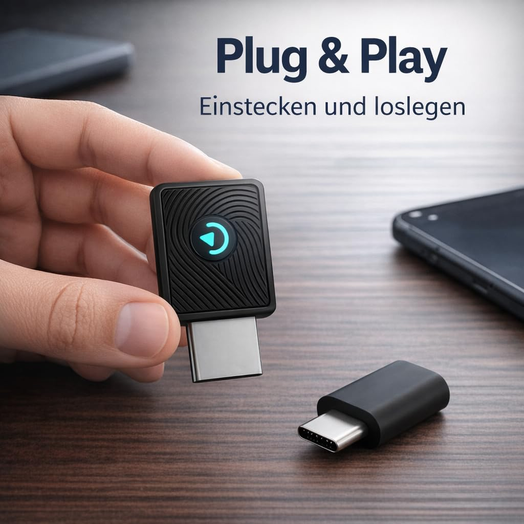 Hand hält schwarzen USB-C-Adapter mit blauem Play-Symbol. Ein zweiter Adapter liegt daneben.