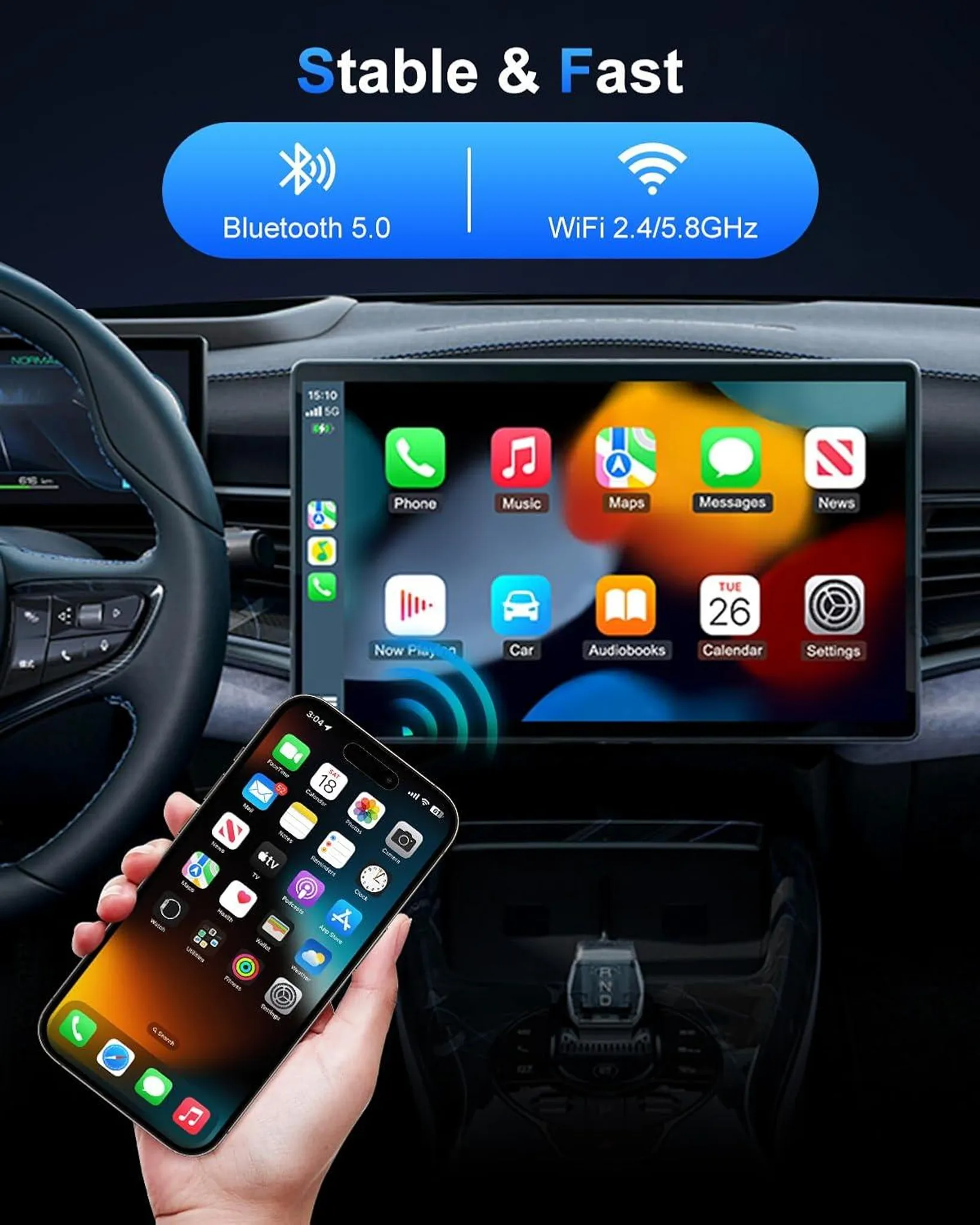 Auto-Armaturenbrett mit großem Bildschirm, der Apps zeigt, und einer Hand, die ein Smartphone hält.