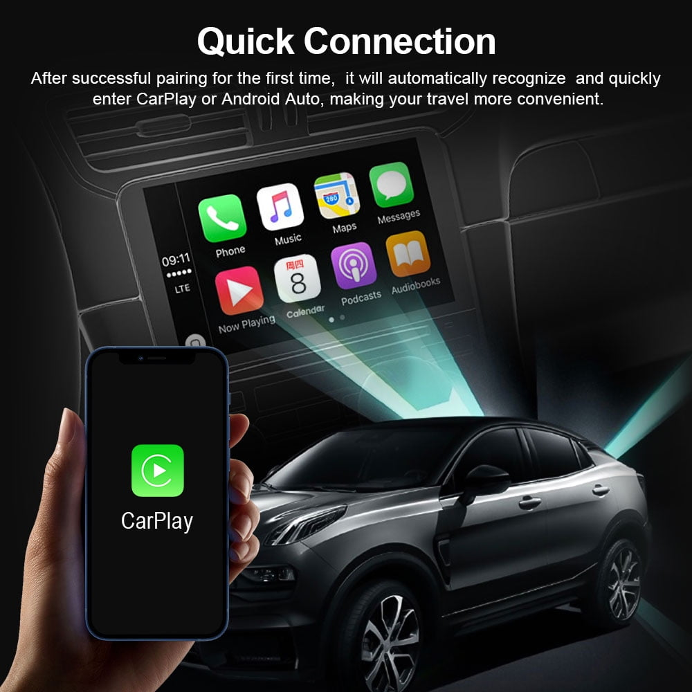 Hand hält Smartphone mit CarPlay-Logo vor Auto-Infotainment-System mit Apps.