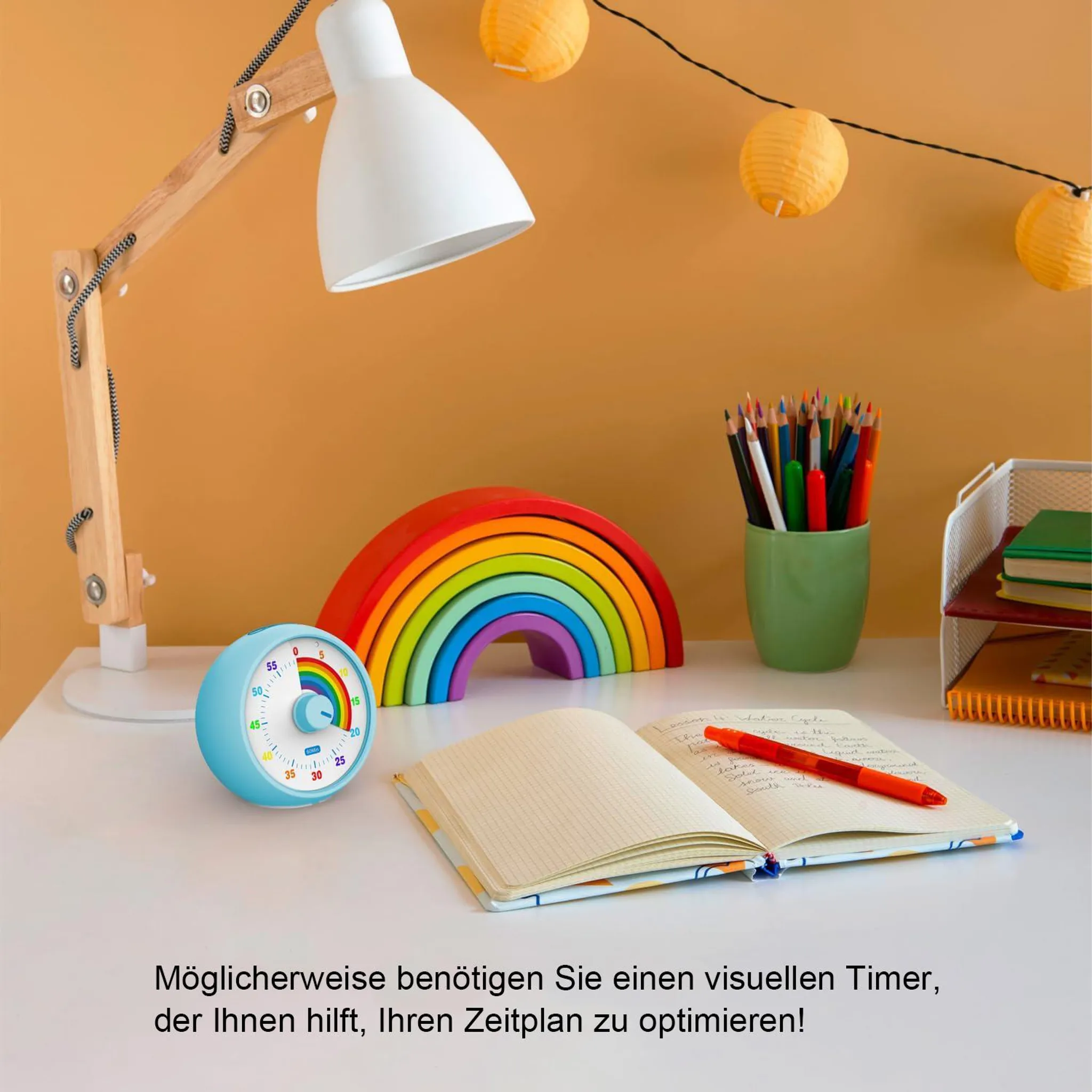 Ein Schreibtisch mit Timer, bunten Stiften, Holzlampe und Regenbogen-Spielzeug.