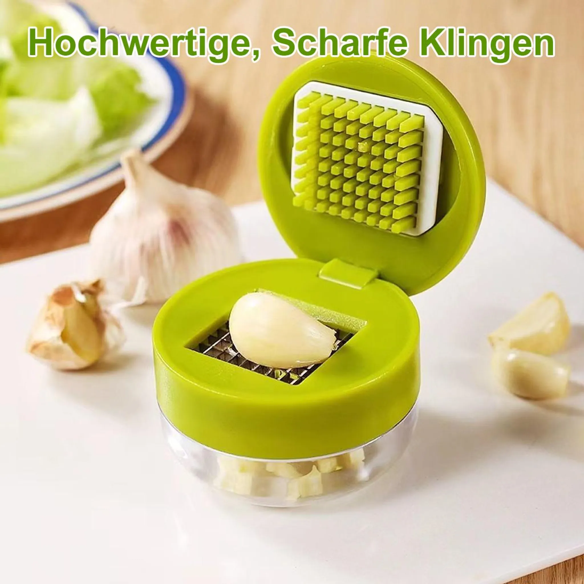 Ein grüner Knoblauchschneider mit einer Knoblauchzehe im Inneren.