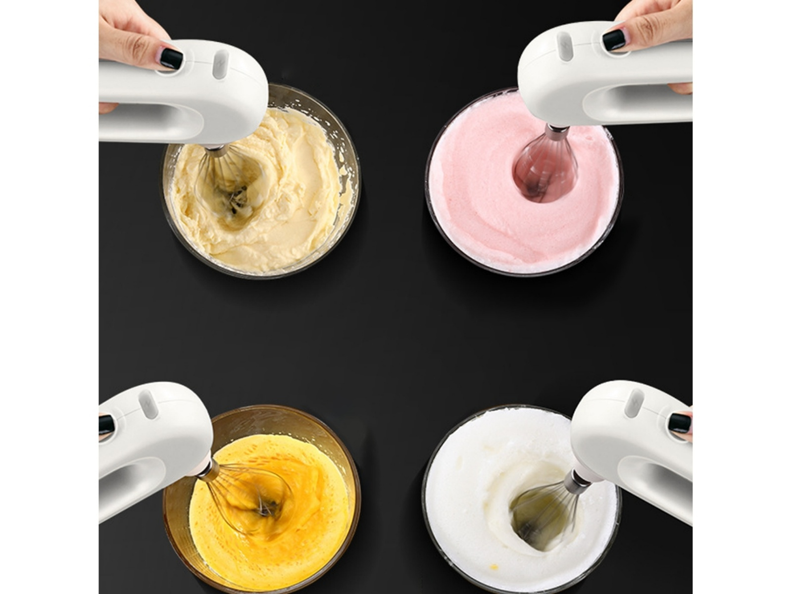 Vier Schüsseln mit Zutaten, die von Handmixern aufgeschlagen werden: gelb, rosa, gelb und weiß.