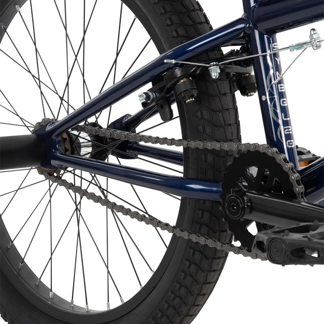 Zbliżenie tylnego koła, łańcucha i pedałów niebieskiego roweru BMX.