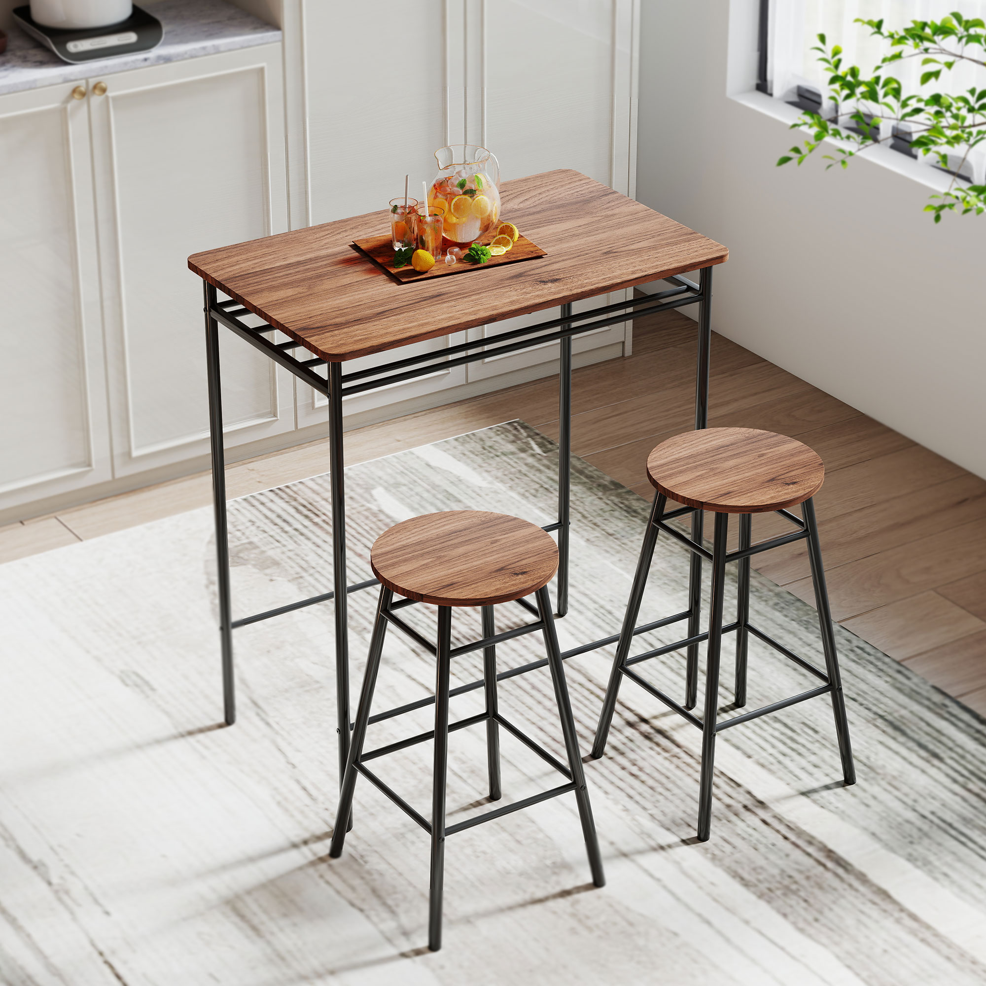 Una mesa de bar de madera con dos taburetes y bebidas.