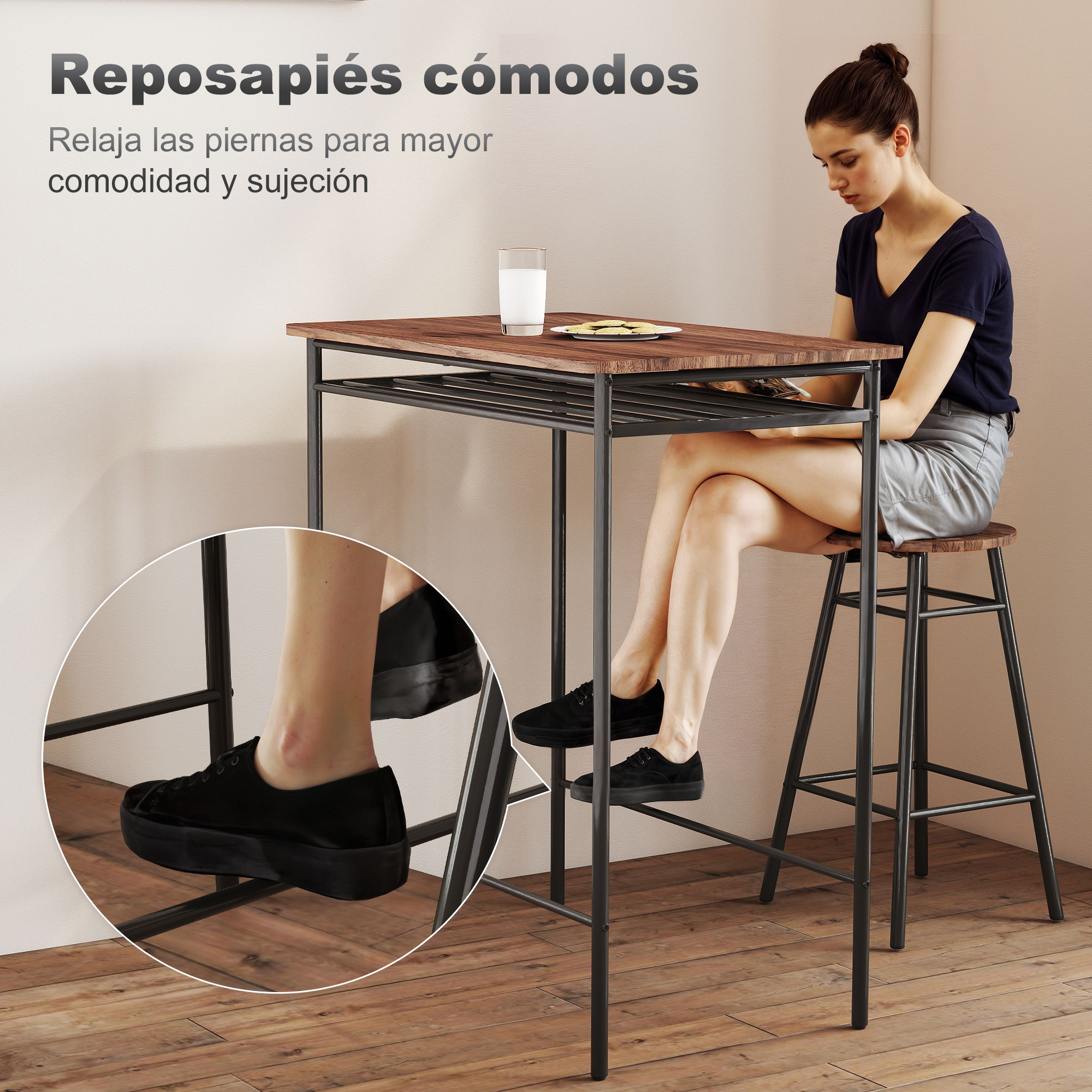 Mujer sentada en mesa de madera con estructura metálica negra. Primer plano de sus pies en reposapiés.