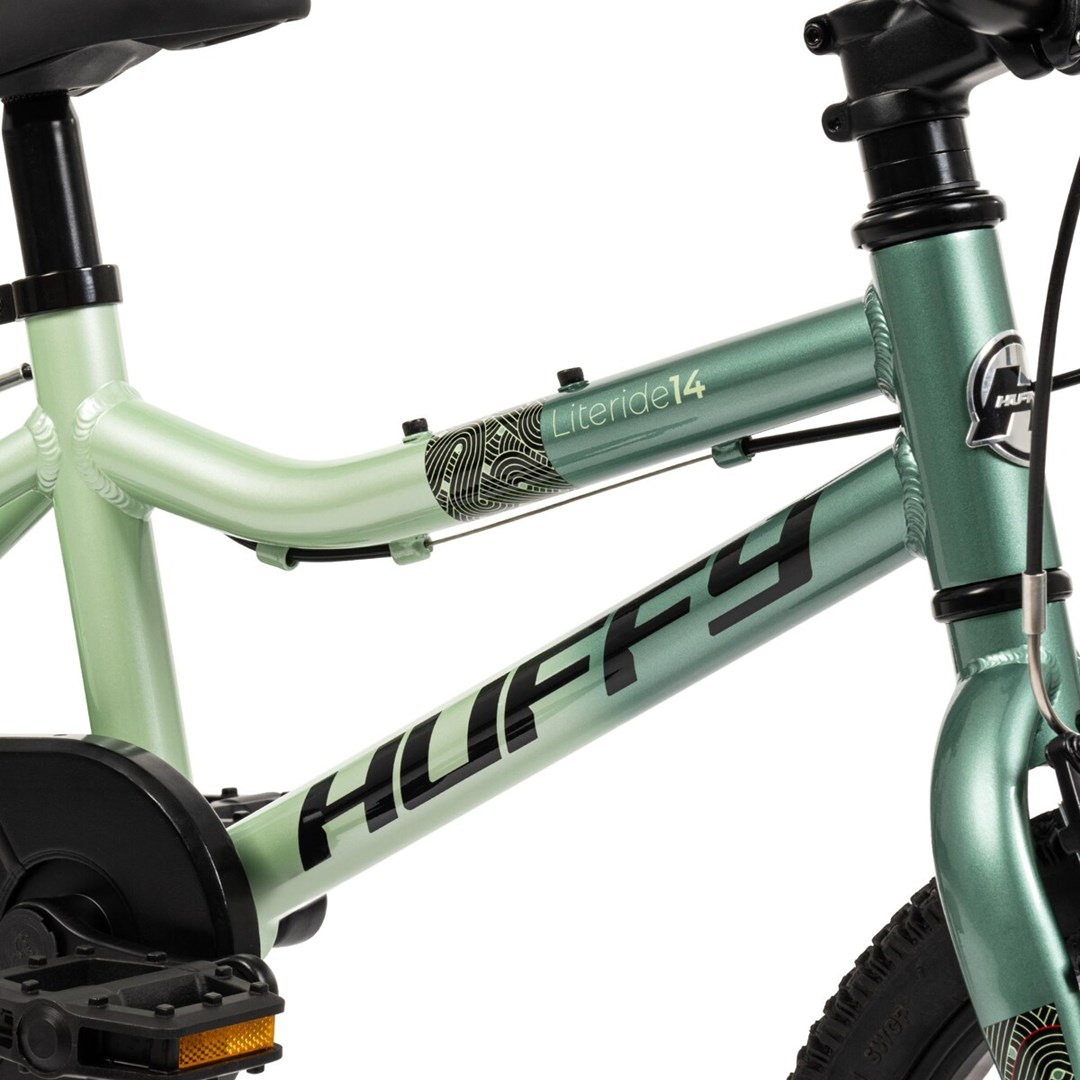 Zielony rower dziecięcy Huffy LiteRide14, zbliżenie na ramę i pedały.