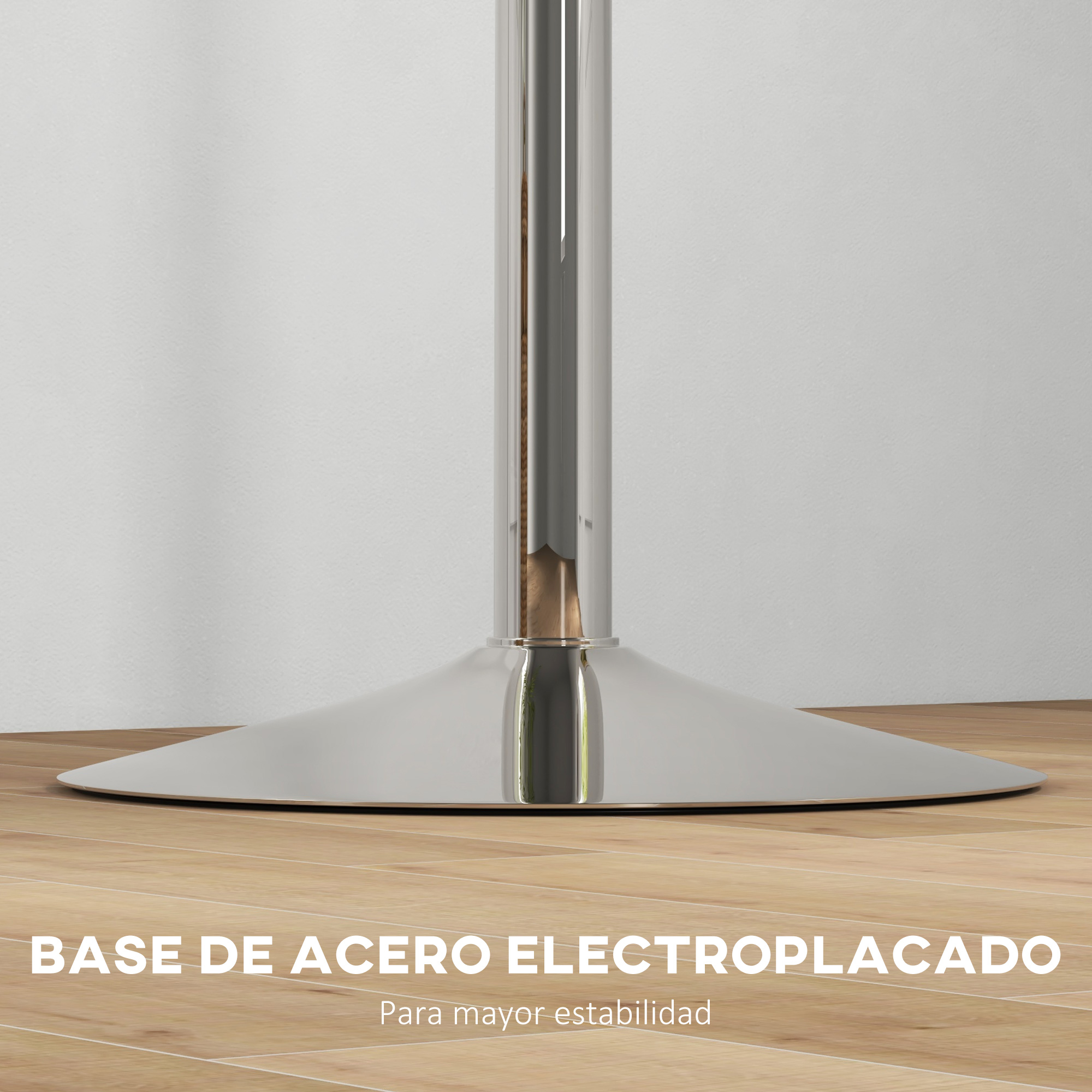 Base de acero cromado con poste pulido sobre suelo de madera y pared blanca.