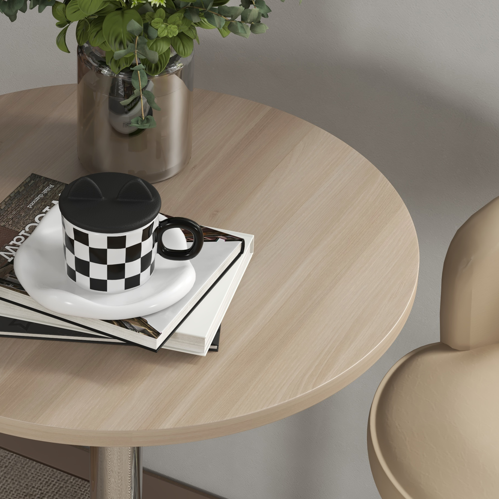 Una taza a cuadros con tapa de orejas de gato sobre libros en una mesa de madera.