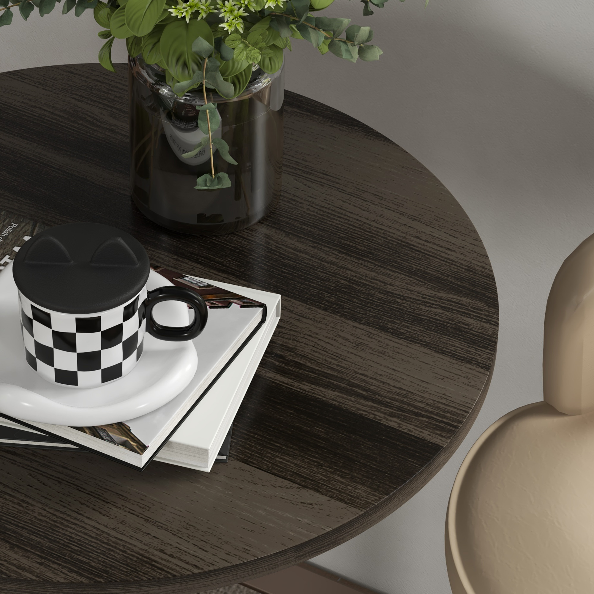 Una taza a cuadros blancos y negros con tapa está sobre libros en una mesa de madera.
