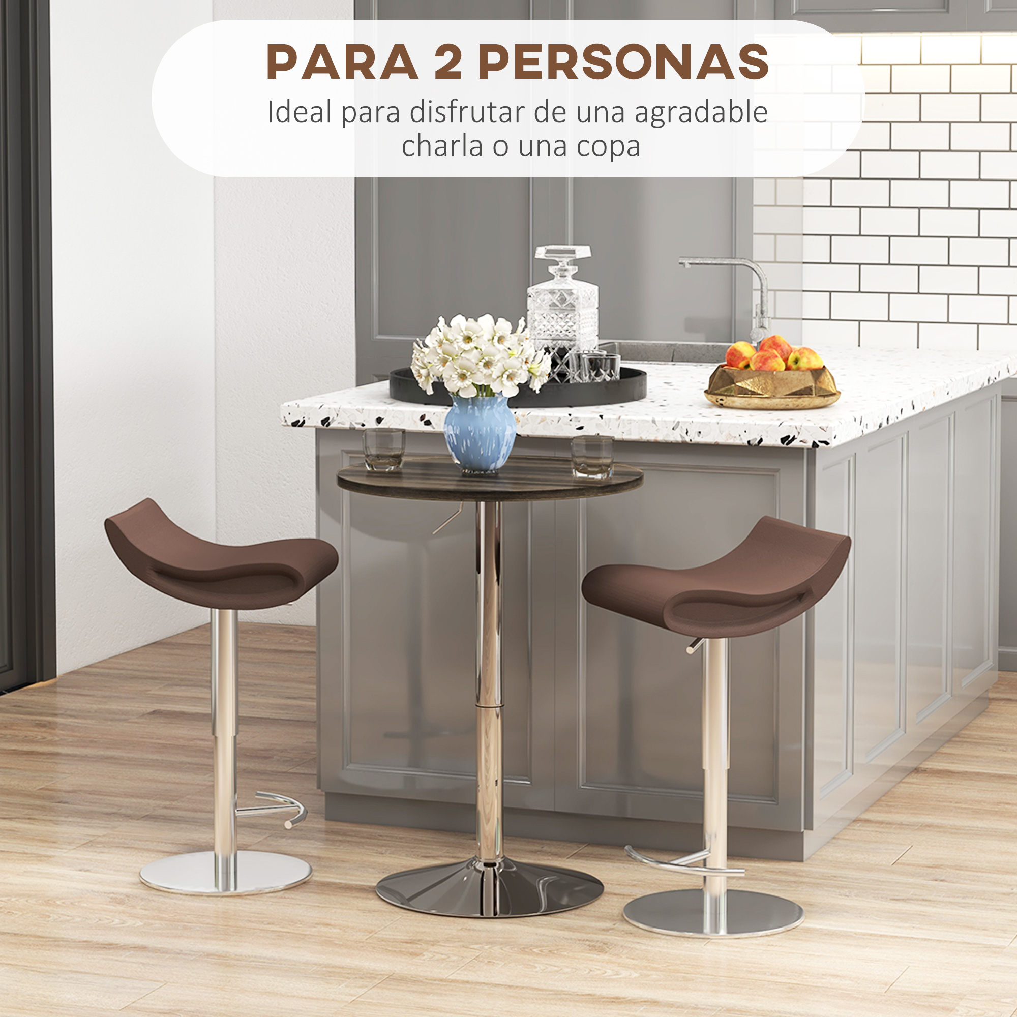 Una mesa redonda con dos taburetes de bar marrones en una cocina.
