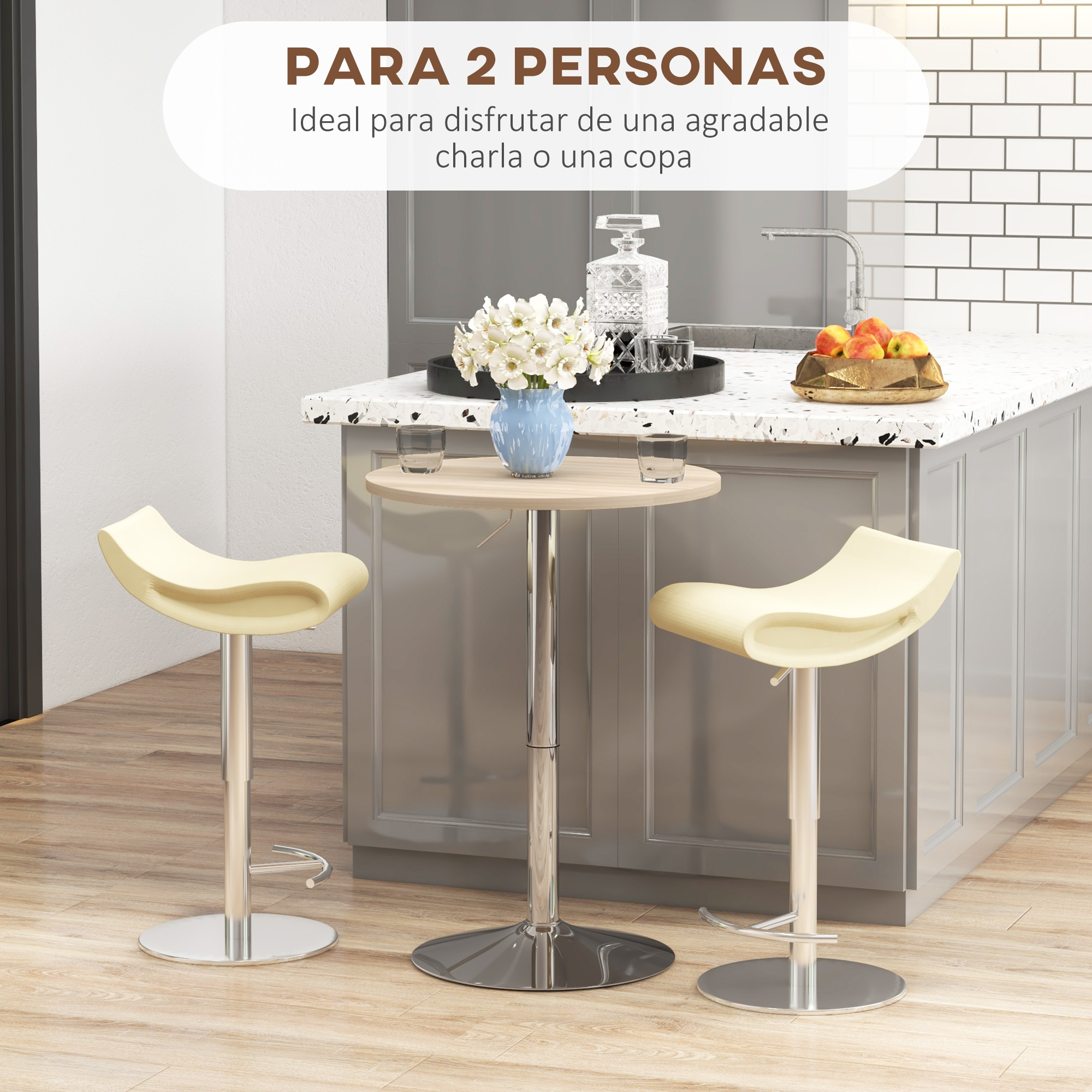 Dos taburetes de bar color crema flanquean una mesa redonda con flores y vasos.