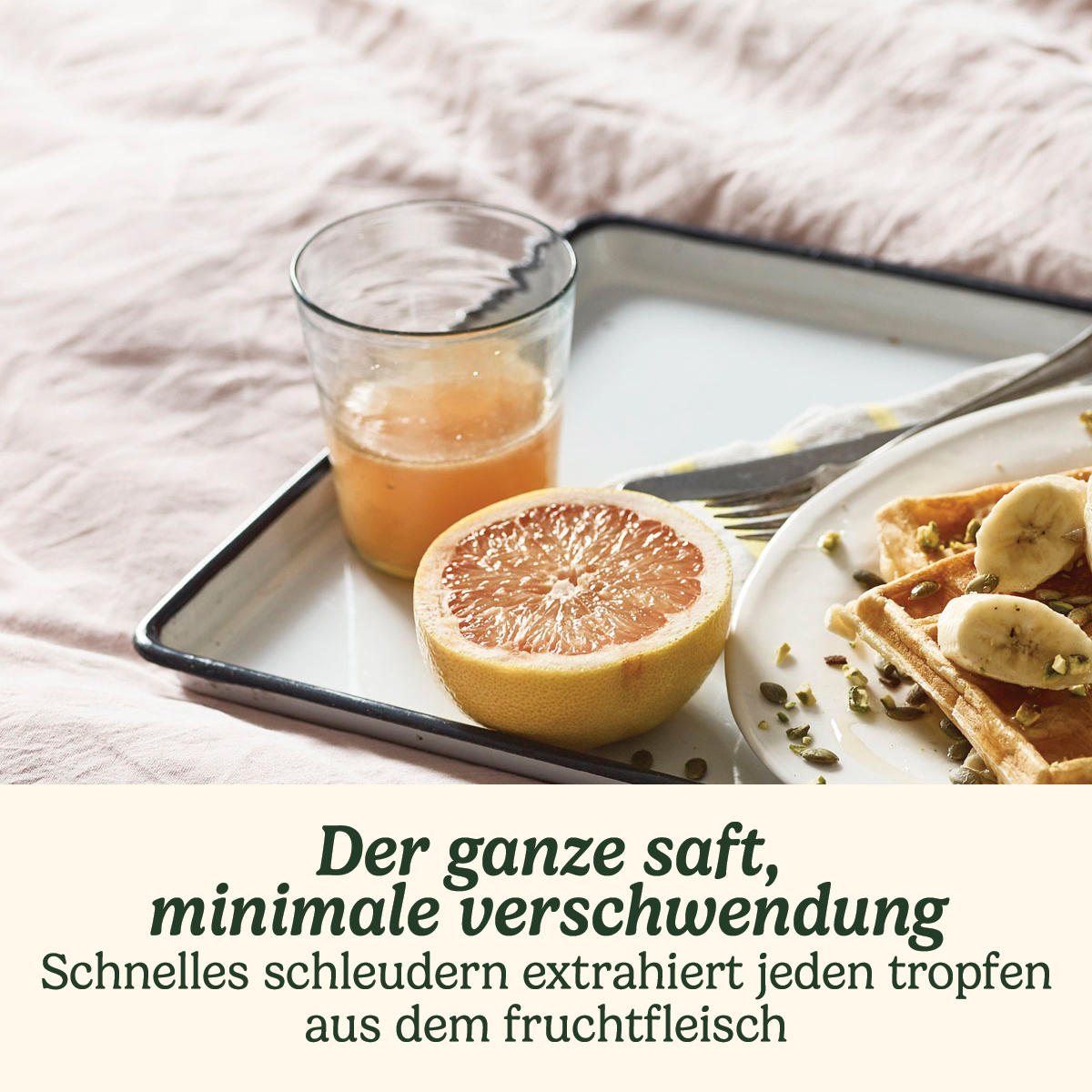 Ein Glas Saft, halbe Grapefruit und Waffeln mit Bananenstücken und Pistazien.