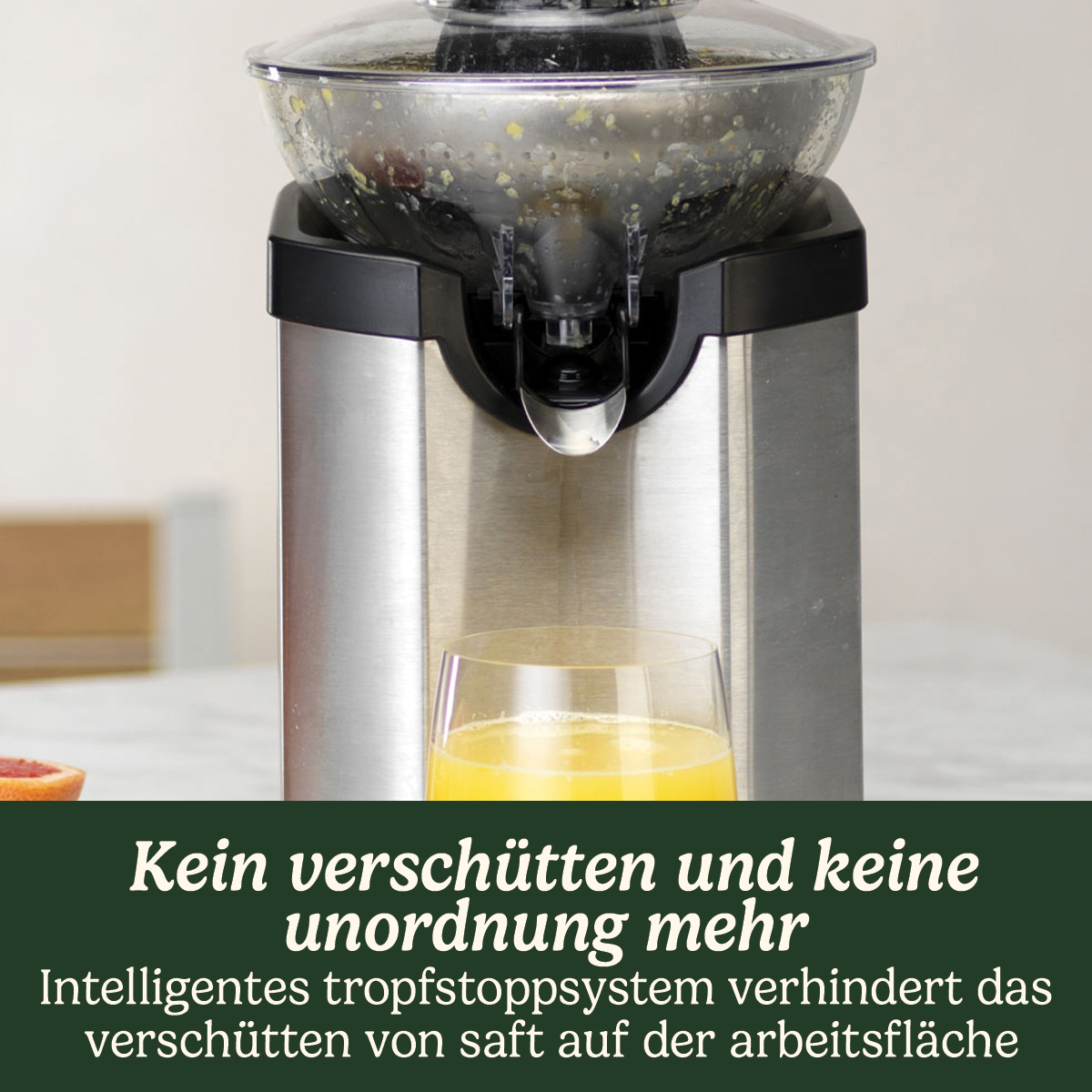 Ein Entsafter mit Glas gefüllt mit Orangensaft und einer Orangenscheibe.