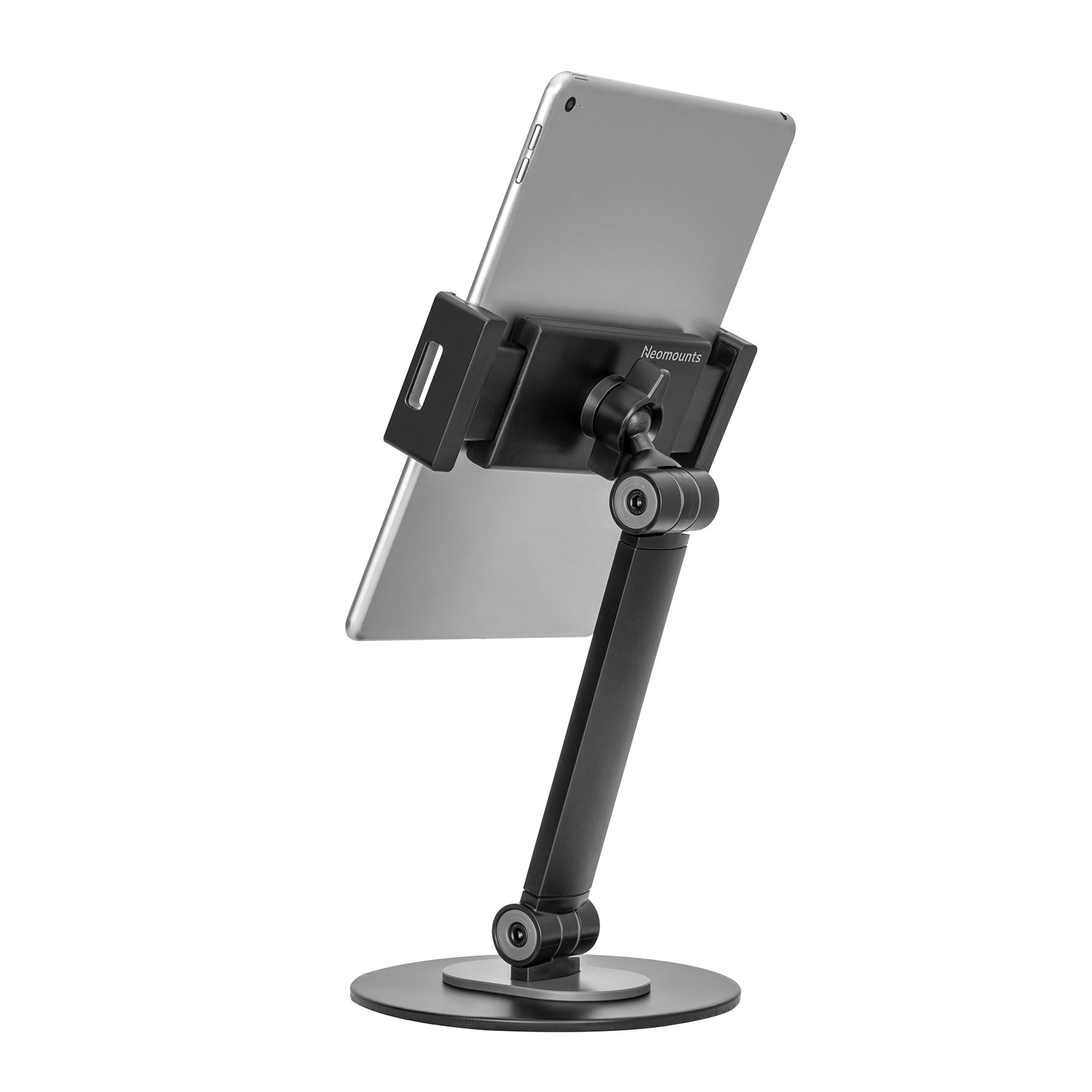 Un support noir pour tablette tenant une tablette argentée, isolé sur fond blanc.